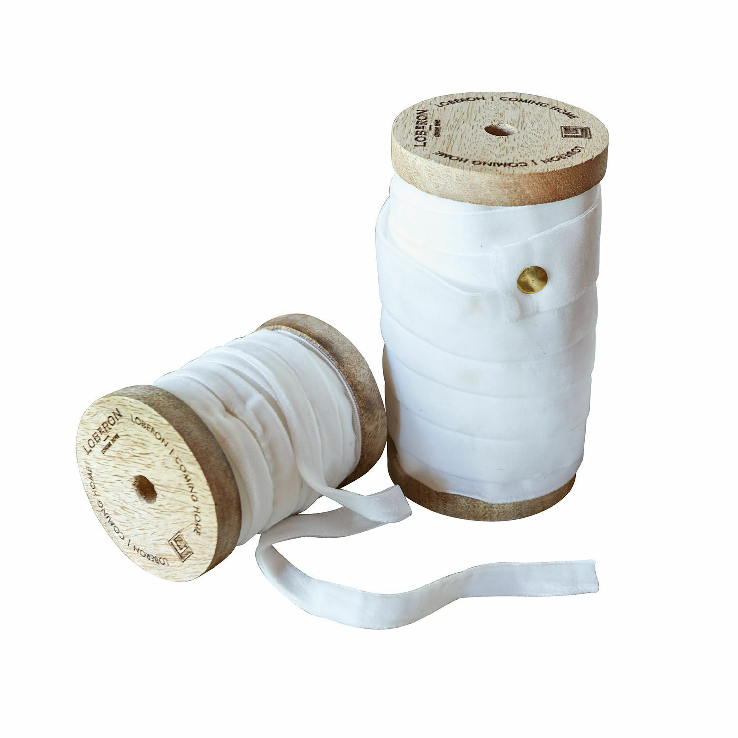 Cintas de terciopelo crema en carretes de madera para decoración y manualidades