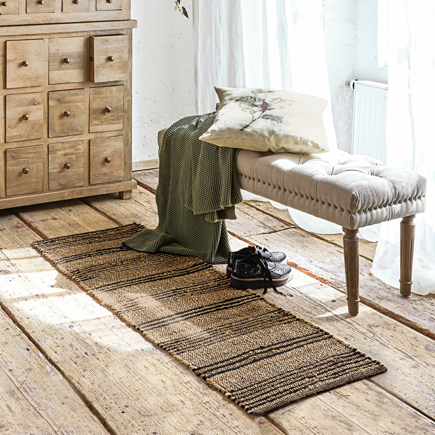 Corredor Lantenot Alfombra estrecha de material natural en beige y negro sobre suelo de madera en habitación luminosa