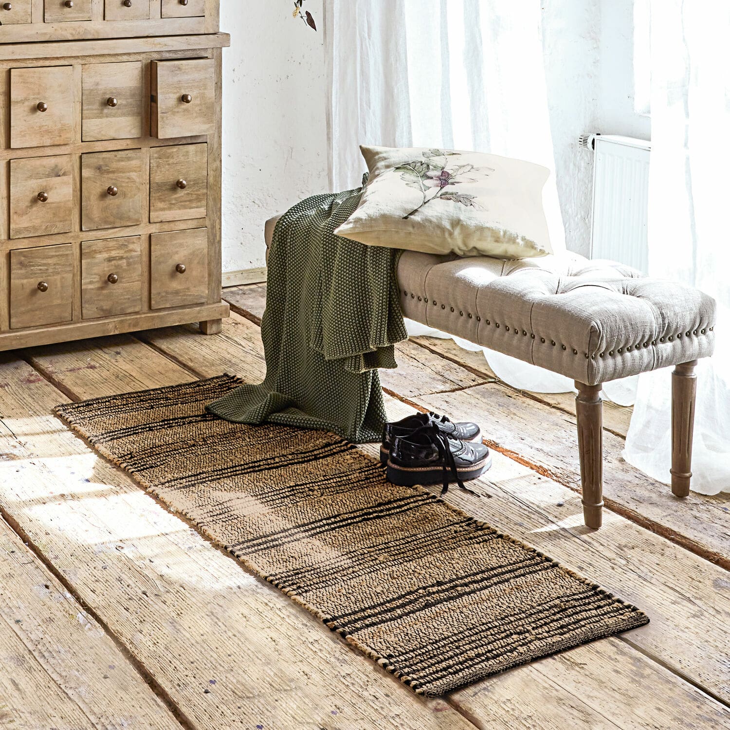 Corredor Lantenot Alfombra estrecha de material natural en beige y negro sobre suelo de madera en habitación luminosa