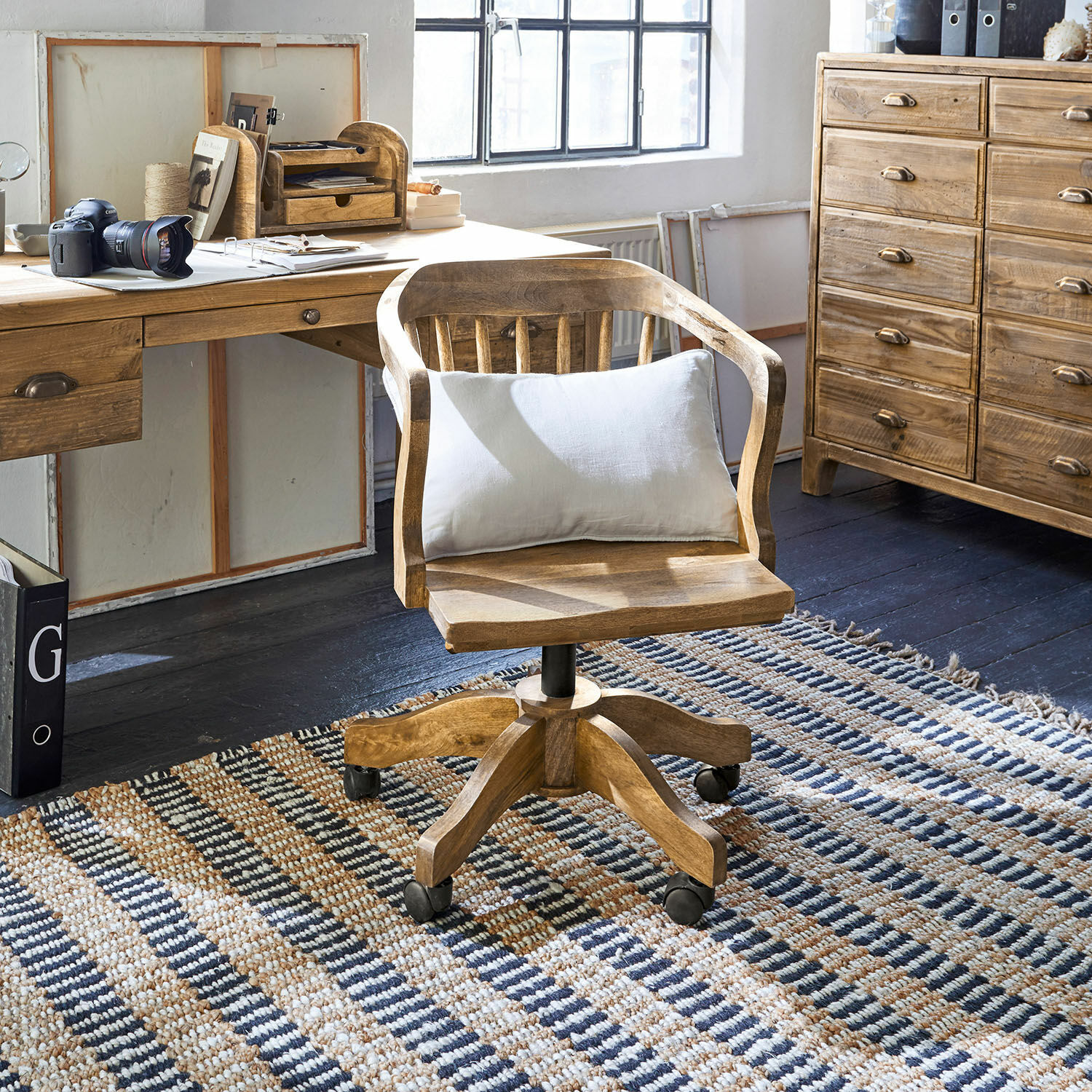 Silla de escritorio Kerava Silla de oficina giratoria de madera de mango natural con cojín blanco para la espalda
