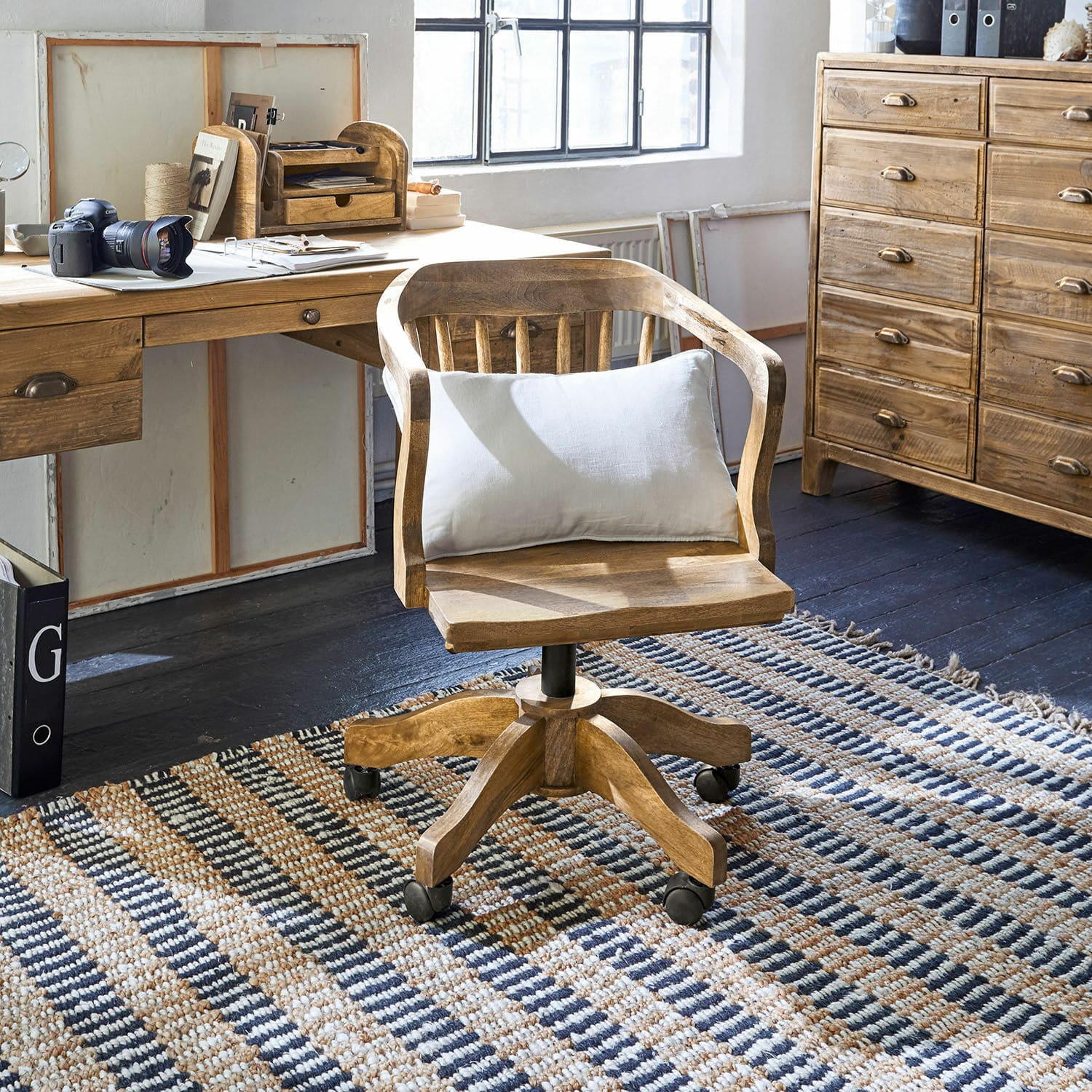 Silla de escritorio Kerava Silla de oficina giratoria de madera de mango natural con cojín blanco para la espalda