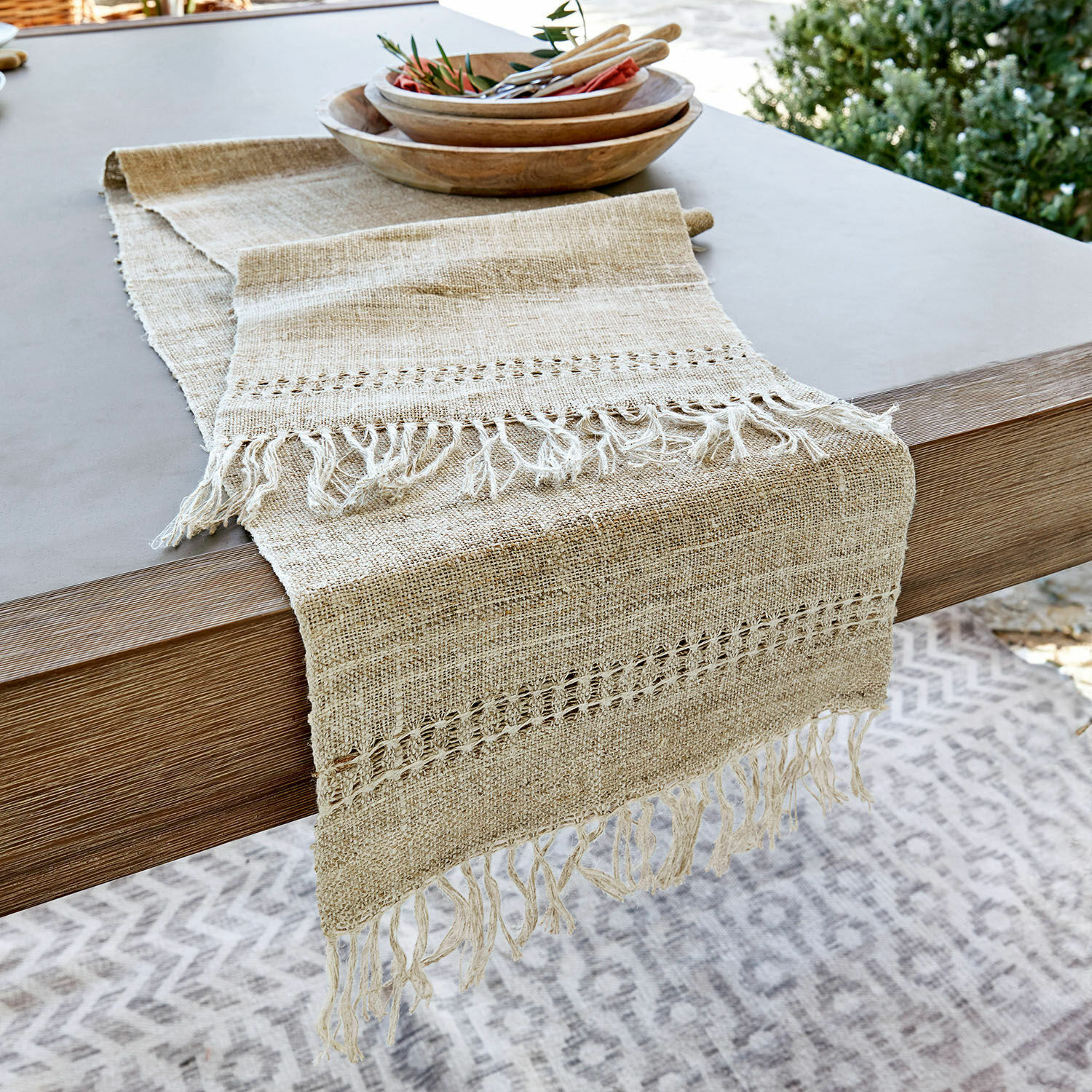 Camino de mesa Palmerston Camino de mesa beige de lino con flecos sobre mesa de madera, decoración de comedor