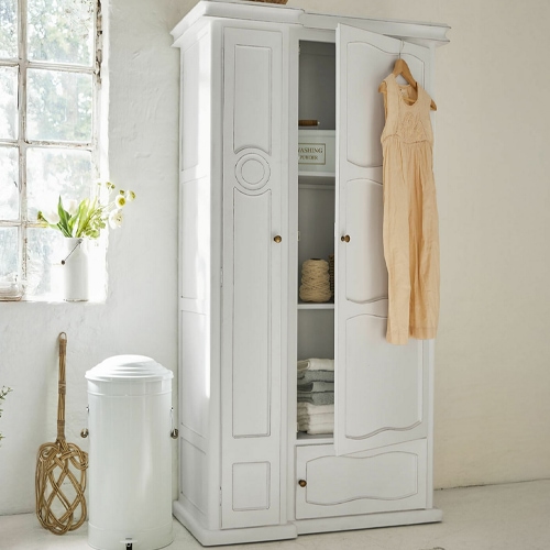 Armario de madera blanco con puertas decorativas y cajón, estilo vintage para guardar ropa