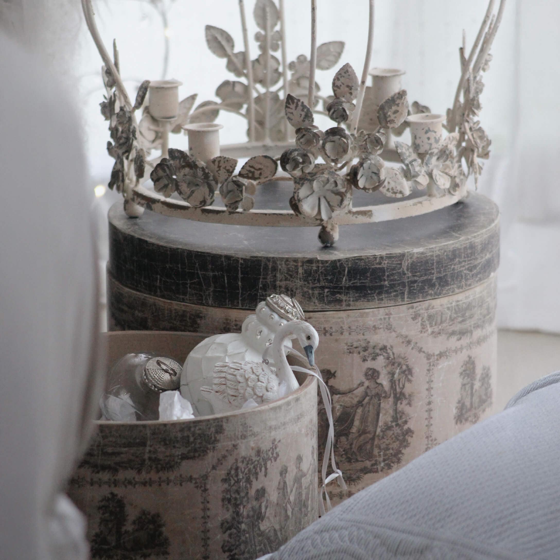 Cajas decorativas vintage con corona de candelabro metálico en tonos beige y blanco roto