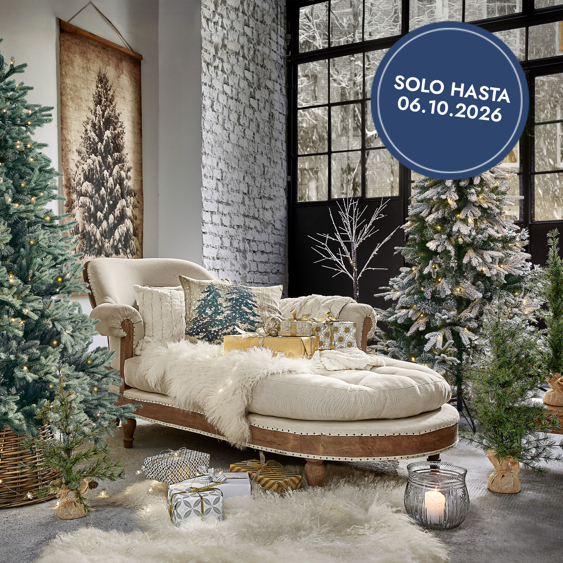 Salón acogedor con sofá beige, cojines navideños y árboles de Navidad iluminados para invierno 2026