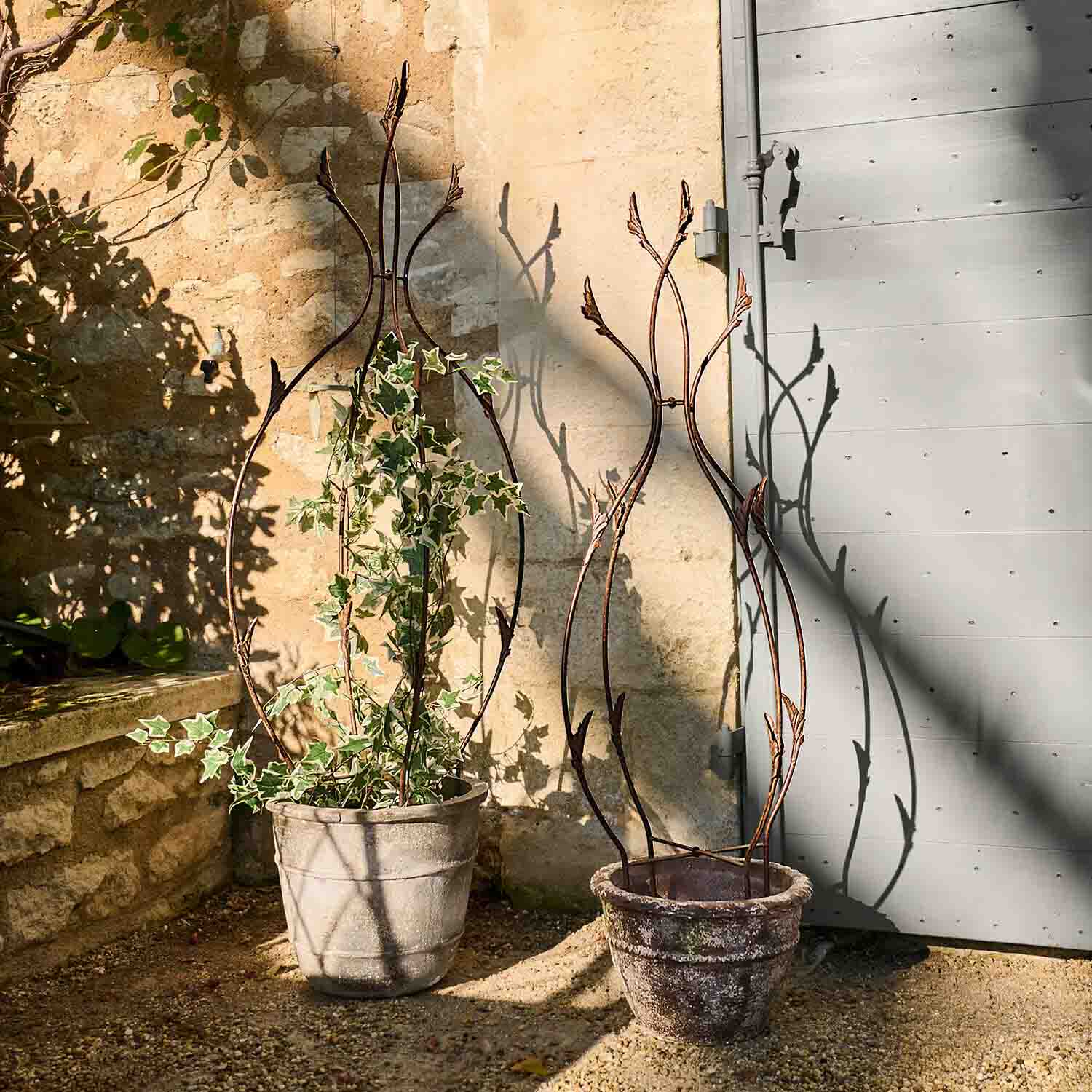 Soporte decorativo de metal oxidado para plantas en maceta con diseño de hojas, para jardín exterior