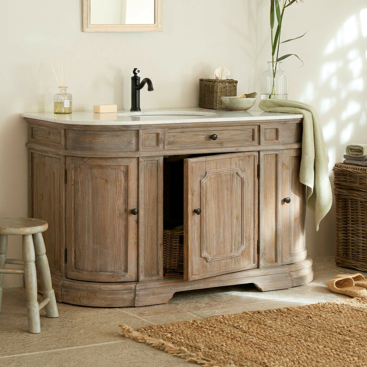 Mueble de baño con lavabo Pembroke Mueble de baño de madera con encimera de mármol, grifo negro y accesorios naturales con toallas