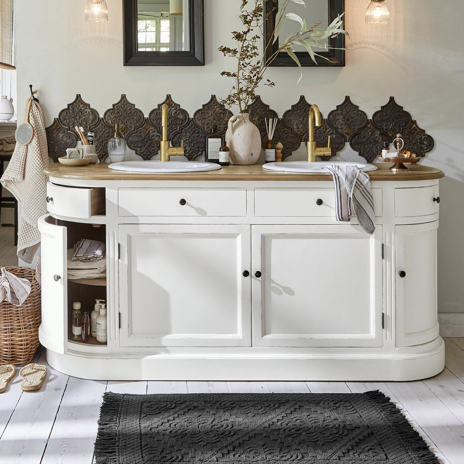 Mueble de baño con lavabo doble Louisiana Mueble de baño blanco de madera con doble lavabo y grifos dorados, azulejos decorativos en la pared