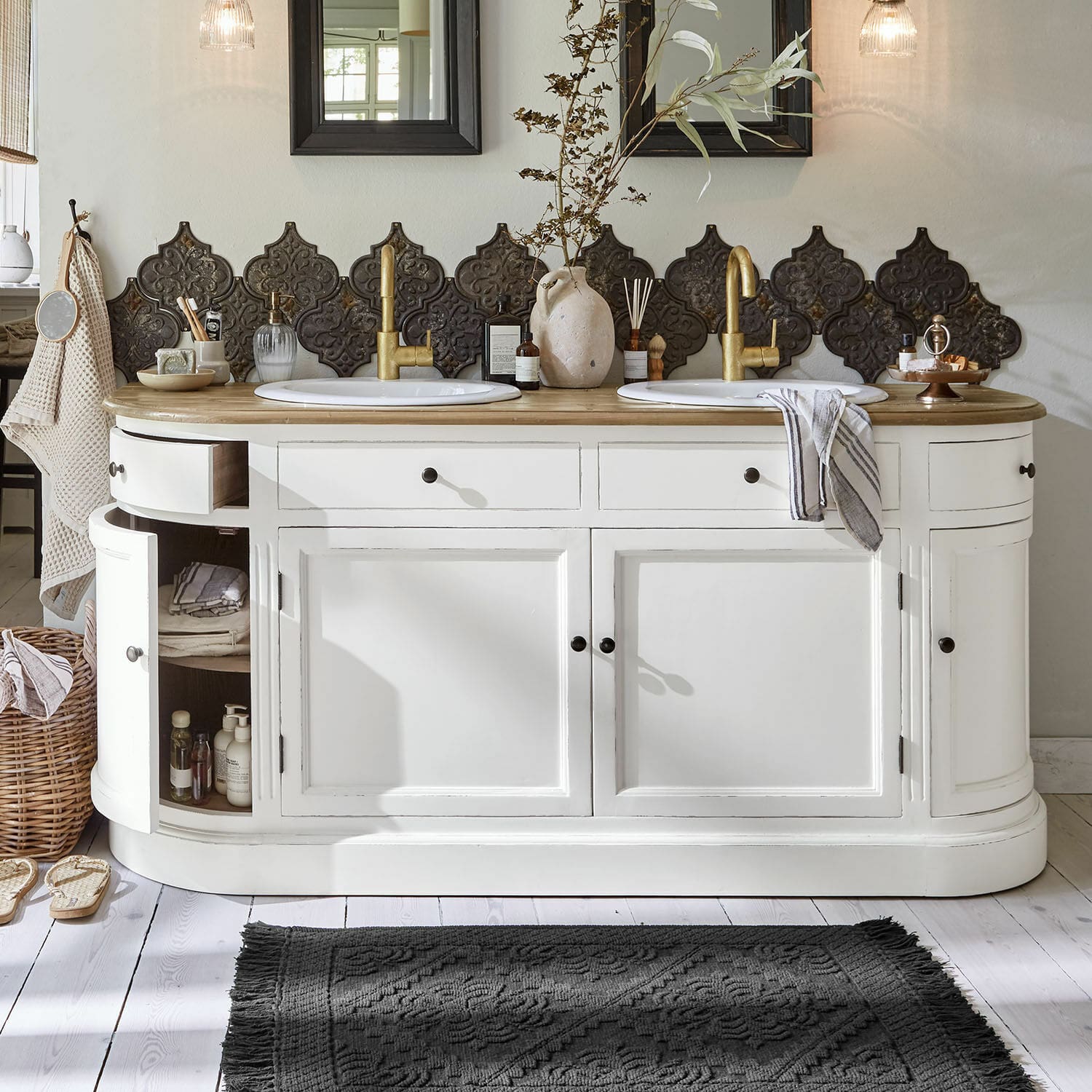 Mueble de baño con lavabo doble Louisiana Mueble de baño blanco de madera con doble lavabo y grifos dorados, azulejos decorativos en la pared