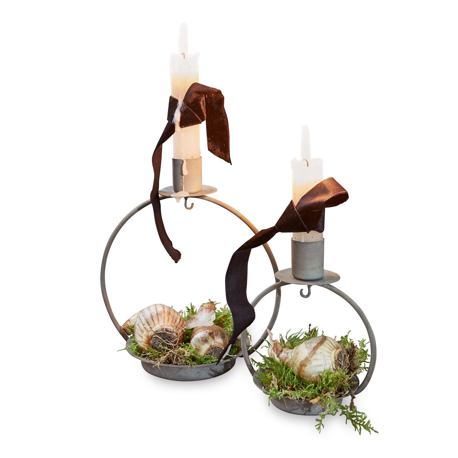 Set de 2 candeleros Nirrat Candelabro de metal con dos velas blancas, decorado con conchas y musgo verde