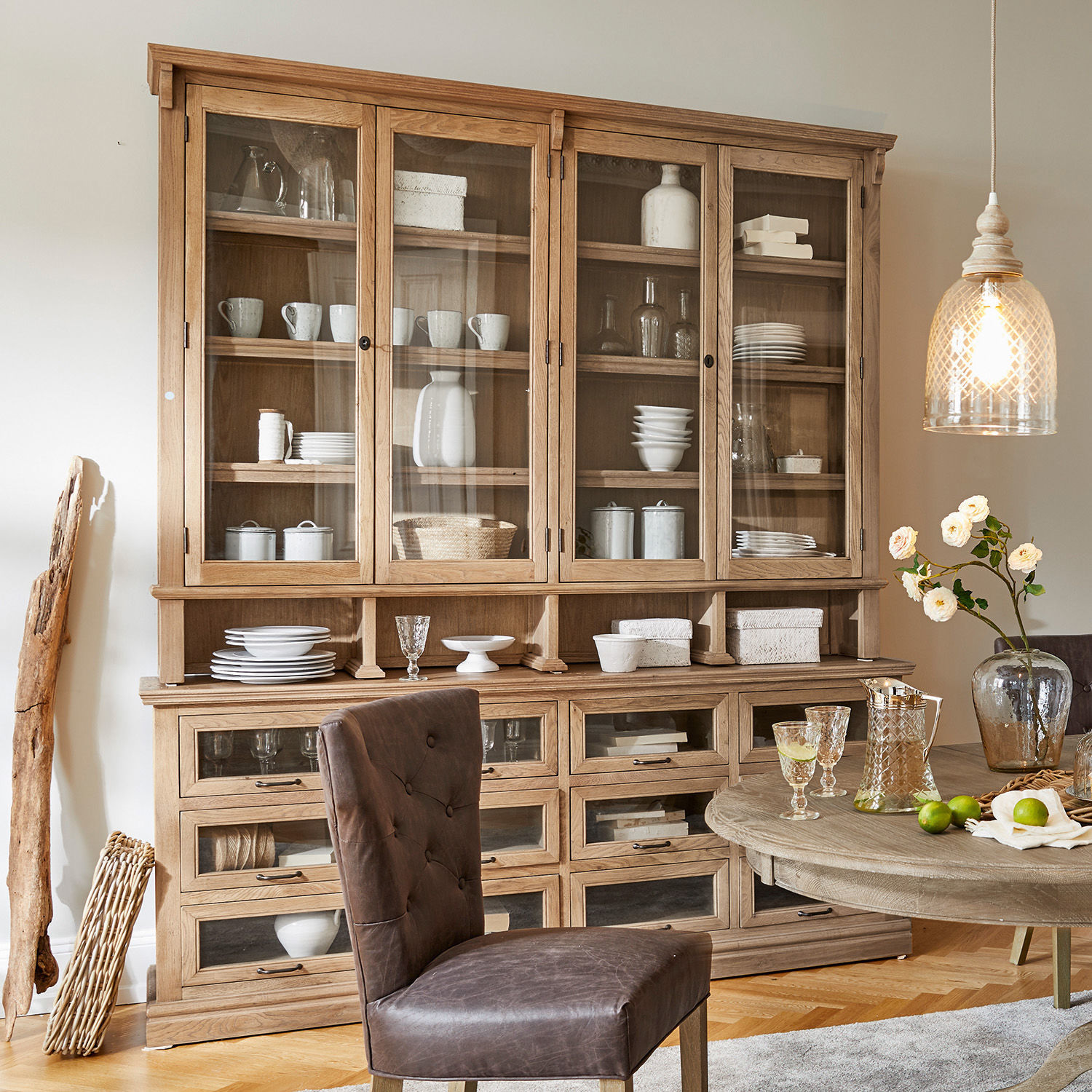 Armario Juillac Gran vitrina de madera natural con puertas de cristal y cajones, mueble de comedor en color roble