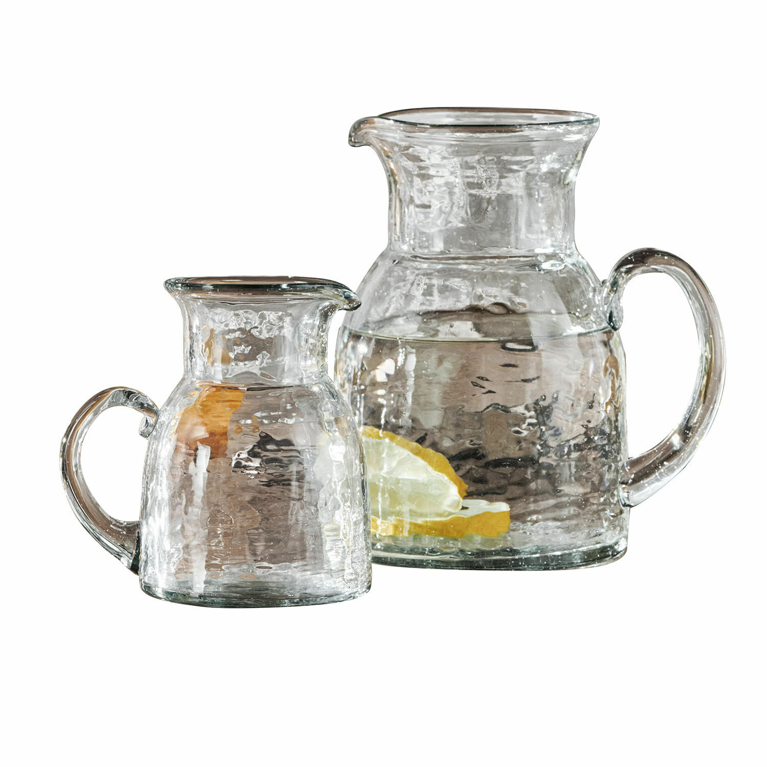 Set de 2 jarras Zamirah Juego de dos jarras de vidrio transparente con asas, una con rodajas de limón y agua