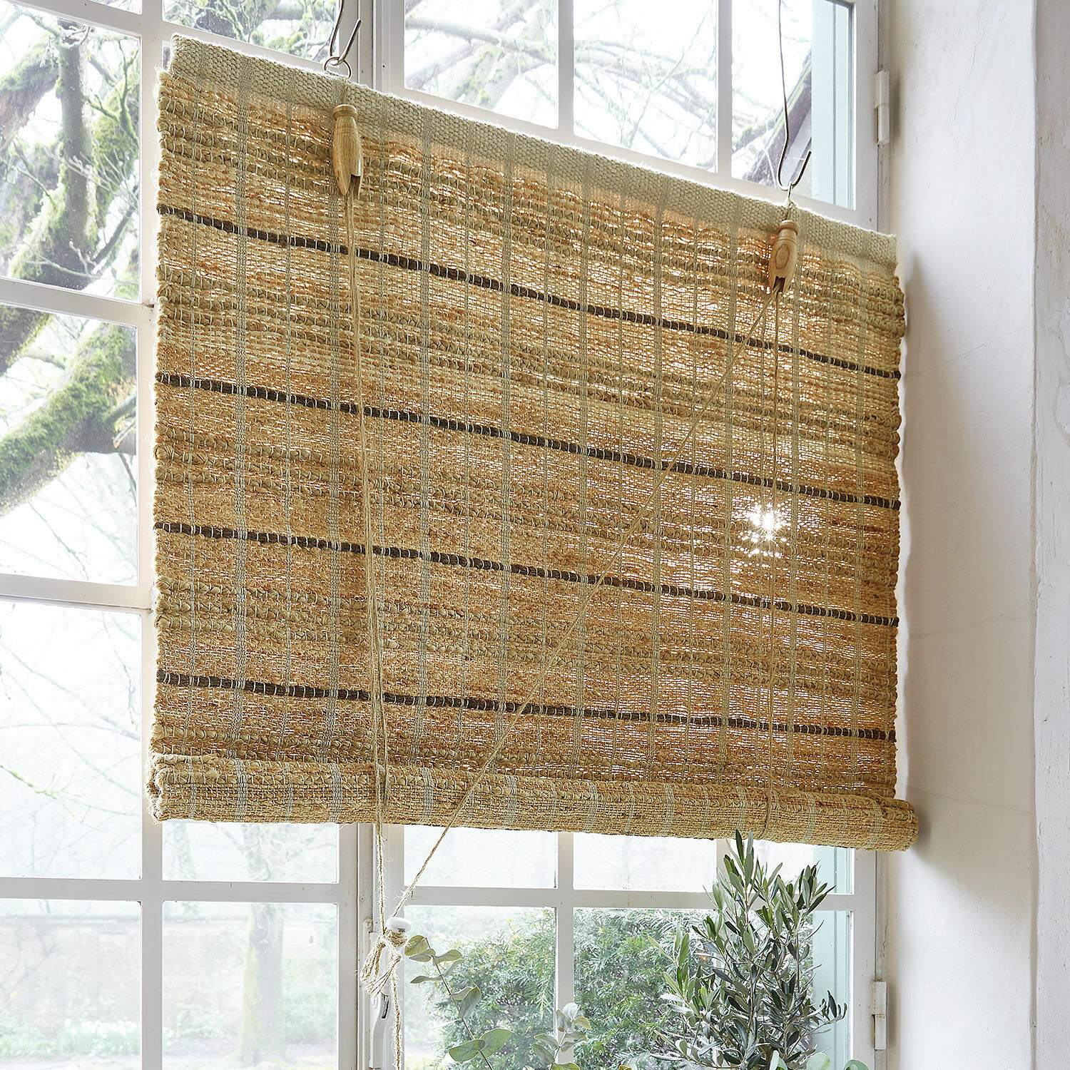 Estor enrollable Nacarie Estor natural de material tejido en color beige, ideal para decorar ventanas y proteger del sol