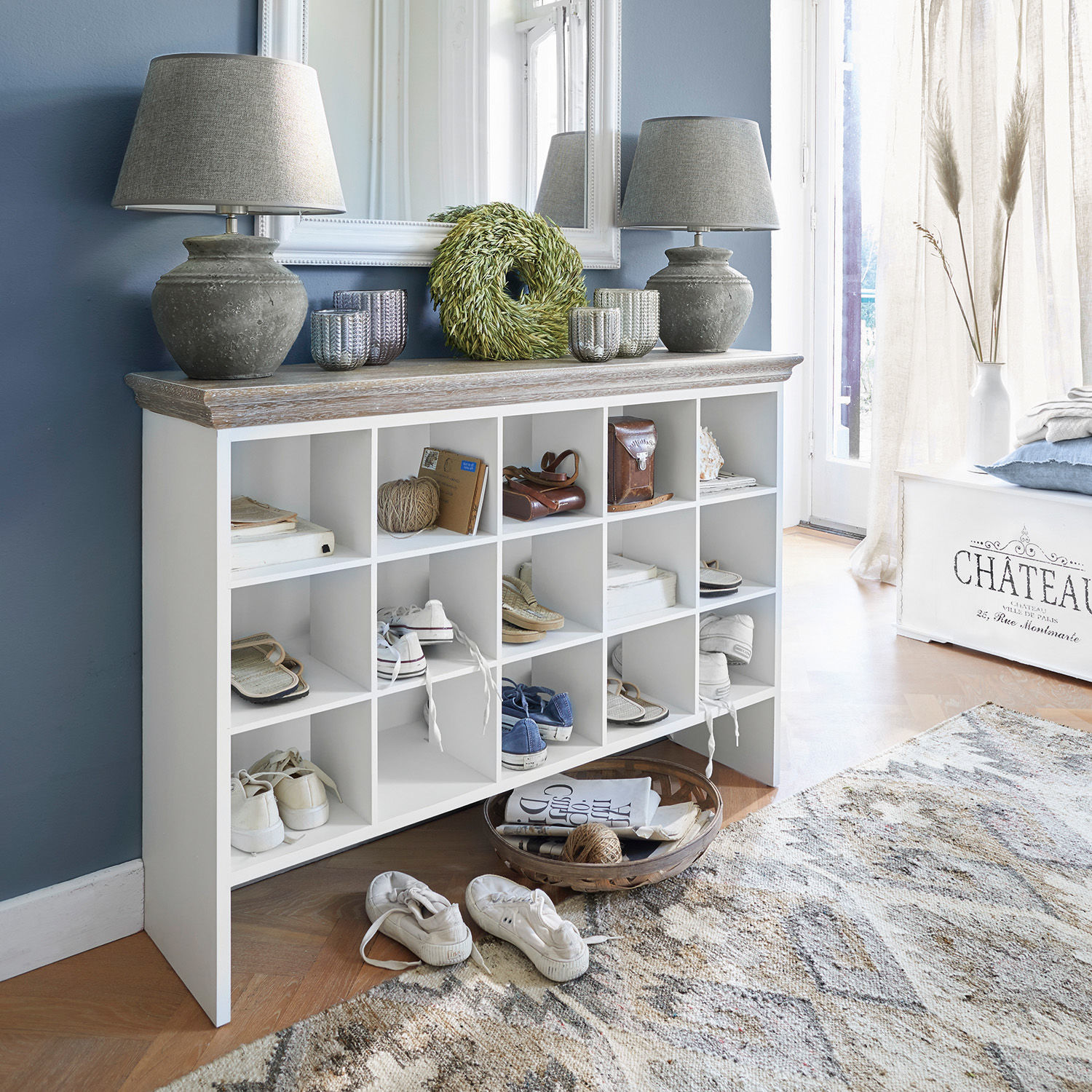 Mueble zapatero Bobigny Zapatero blanco de madera con 20 compartimentos y superficie de madera clara, estilo escandinavo