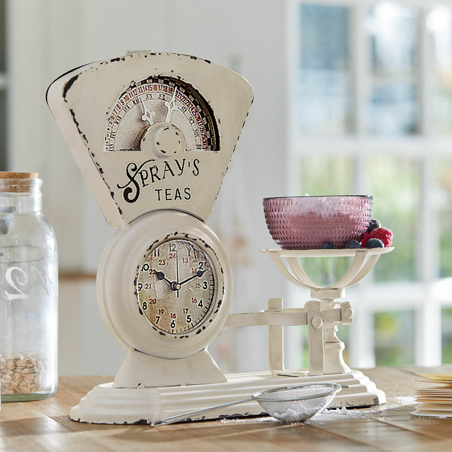 Reloj Balances Báscula de cocina vintage blanca de metal con cuenco rosa y frutas frescas sobre mesa de madera