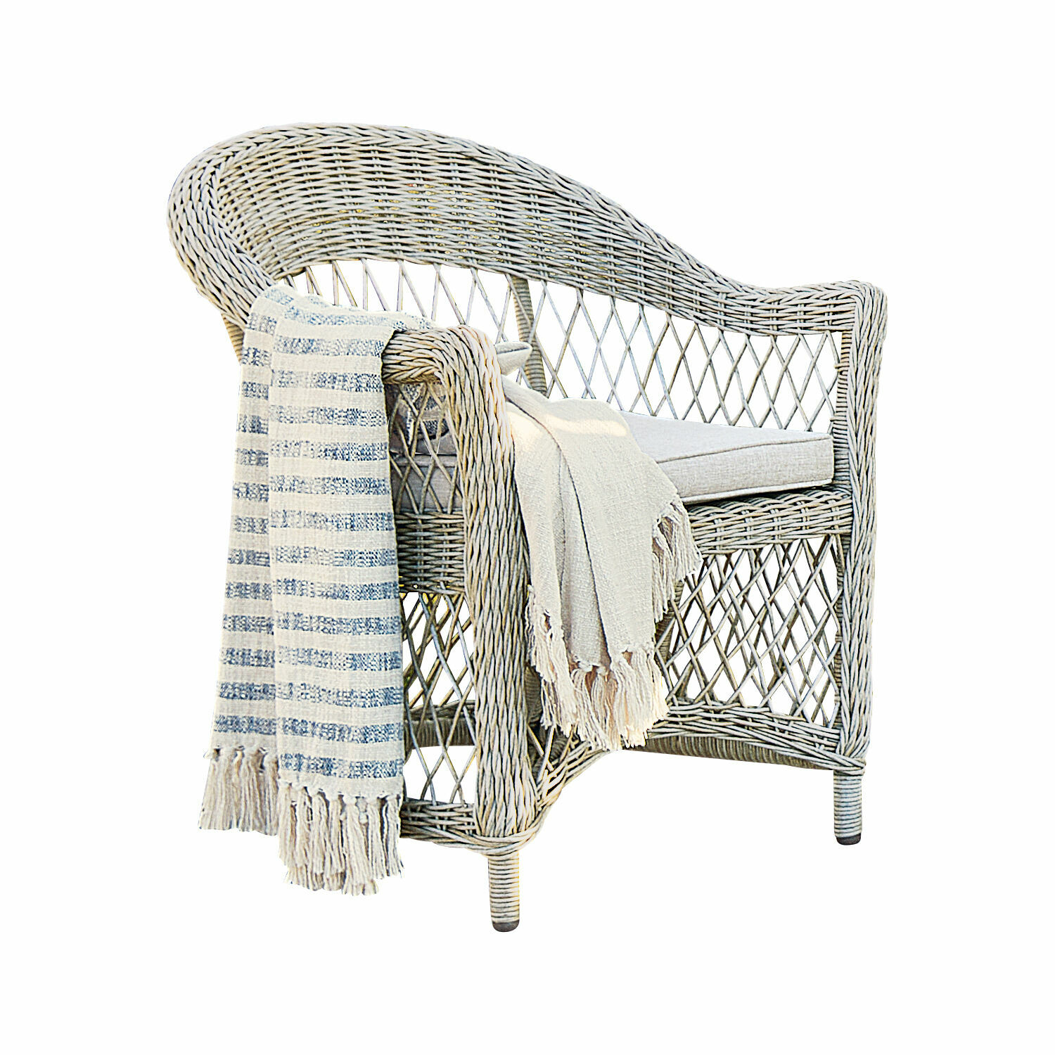 Sillón de ratán claro con cojín y dos mantas, mueble cómodo para salón o jardín