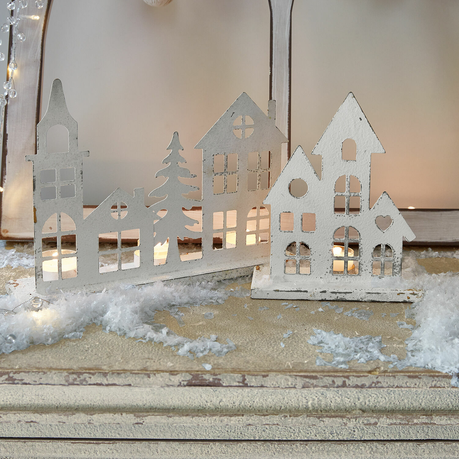 Juego de 2 candelabros Vexano Casitas decorativas de metal blanco con ventanas recortadas y luces para decoración navideña invernal