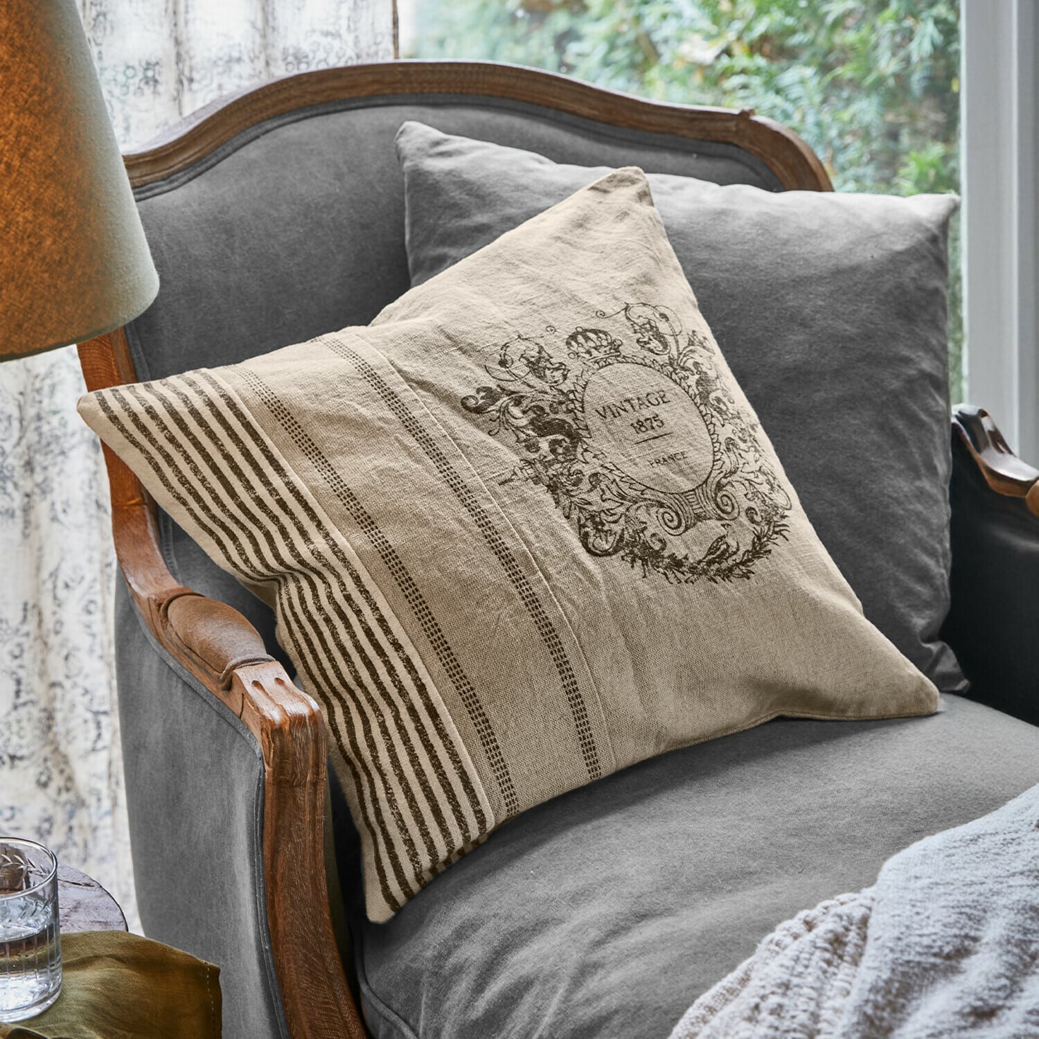 Cojín decorativo beige de algodón con estampado vintage negro y rayas, estilo rústico