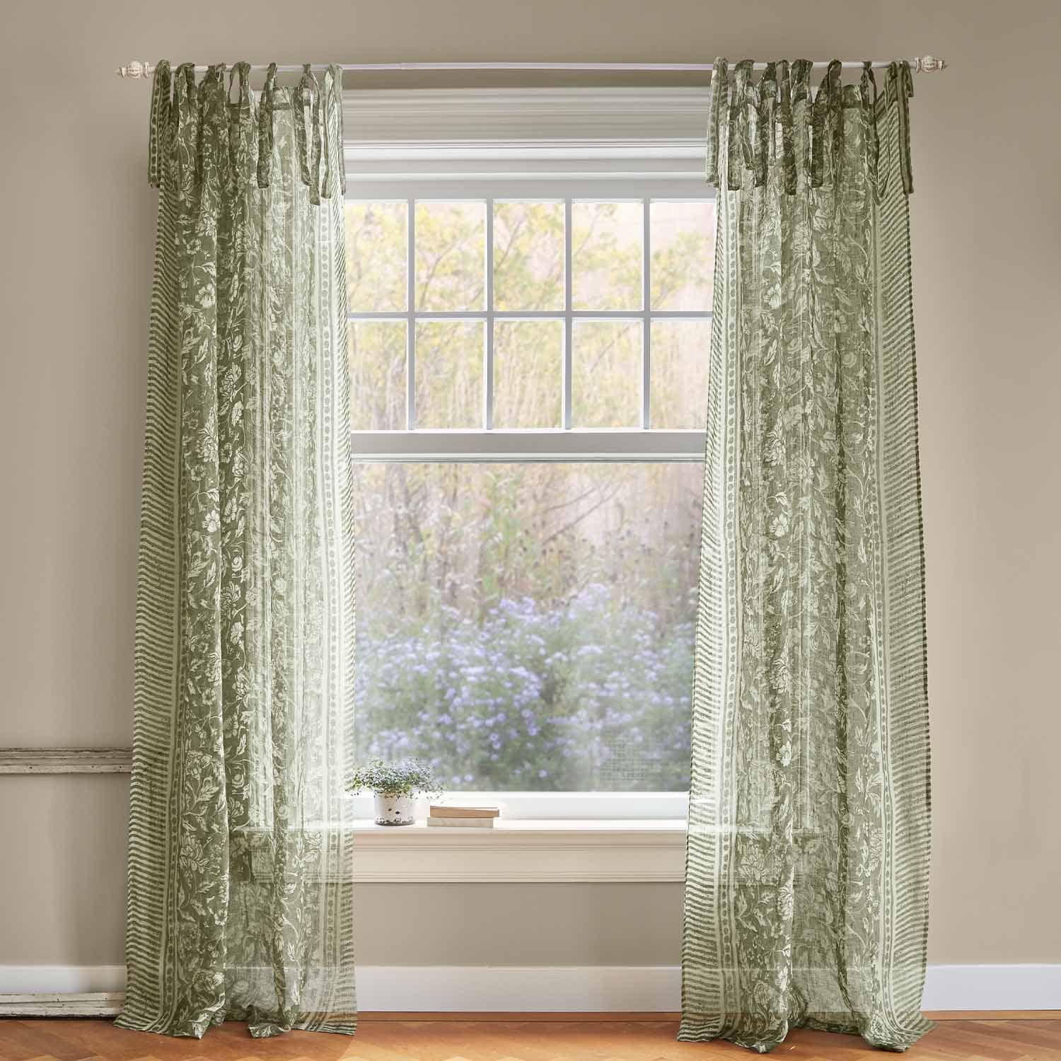 Cortinas verdes transparentes con diseño floral en ventana, decoración ligera de tela para interiores.