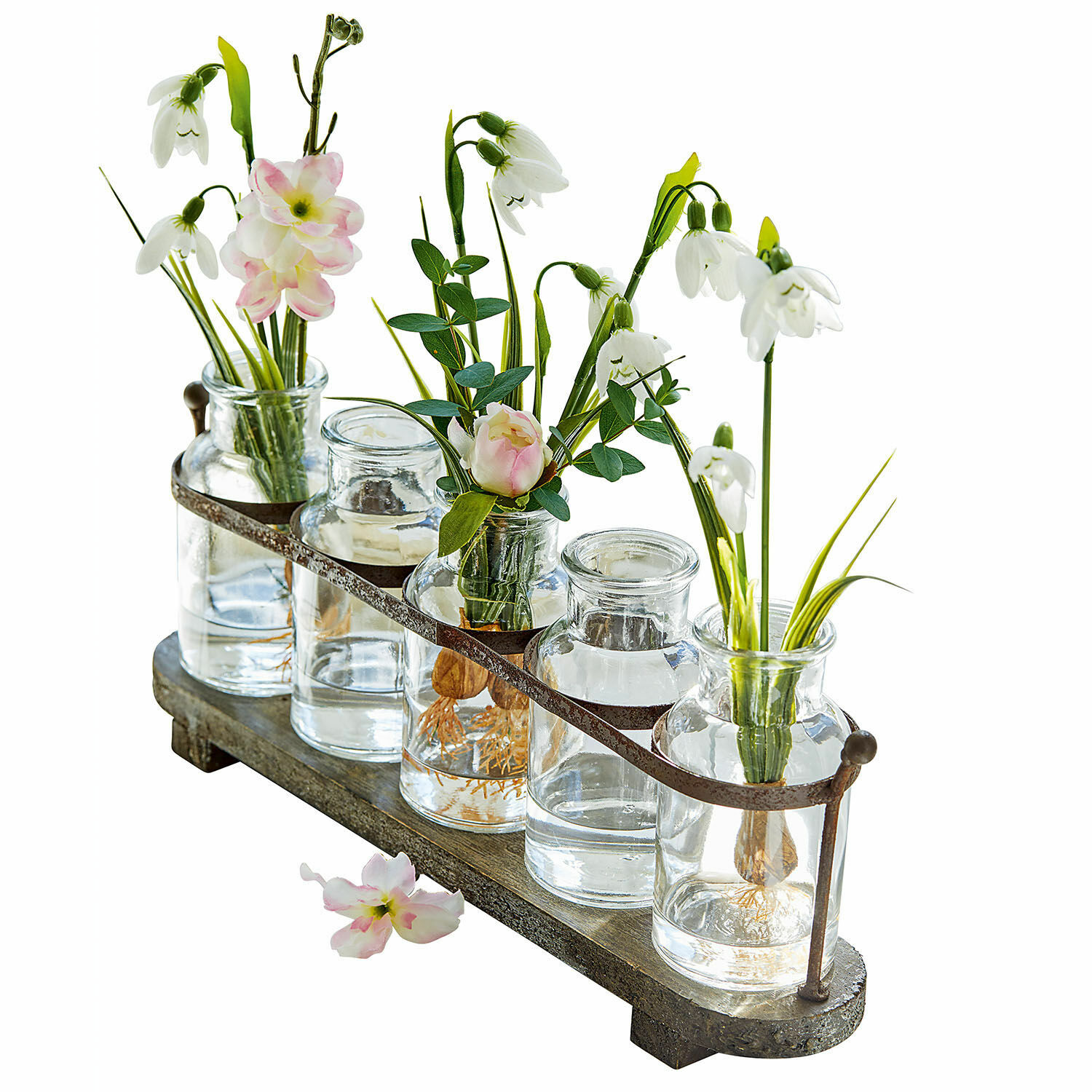 Set de 5 jarrones Ranjo Conjunto de cinco jarrones de vidrio con soporte metálico sobre base de madera con flores