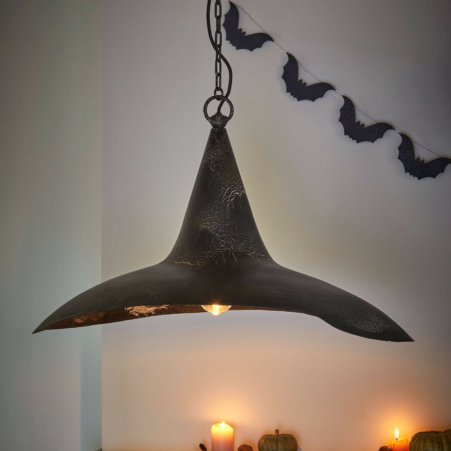 Lámpara colgante Maerlinna Lámpara colgante de metal negro con forma de sombrero de bruja, decoración de murciélagos y velas