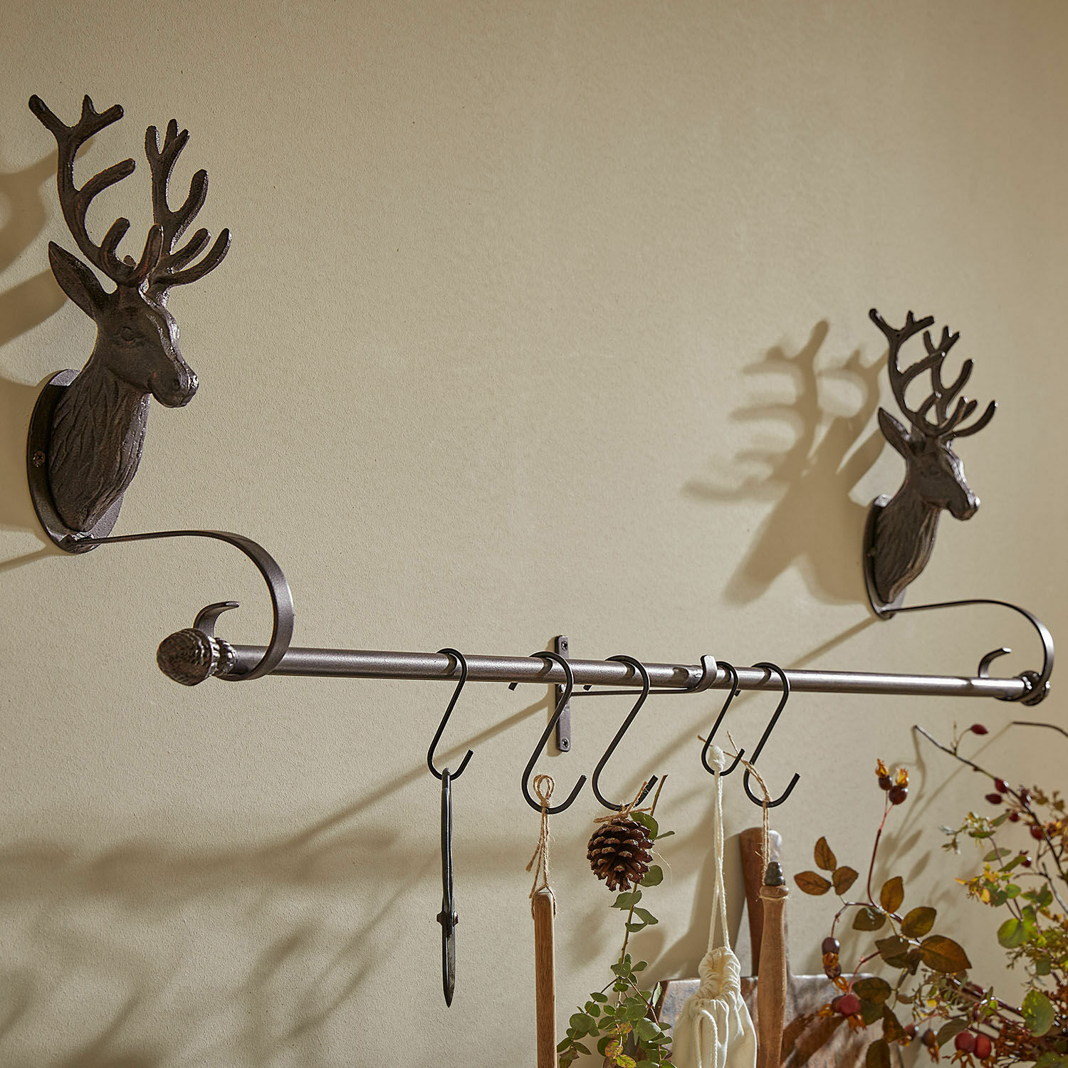 Barra con ganchos Talmira Perchero de pared de metal con cabezas de ciervo y ganchos para colgar decoraciones y accesorios