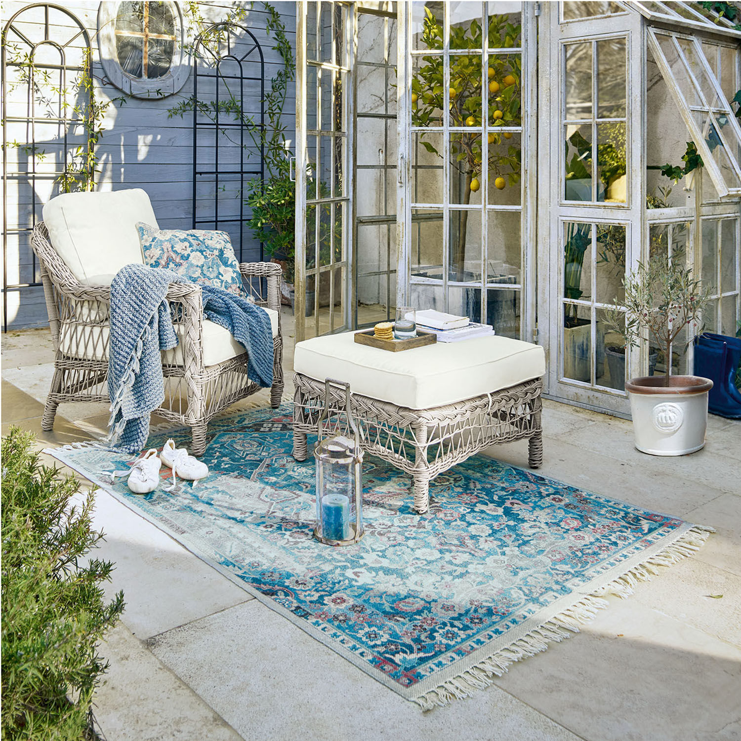 Alfombra para interior y exterior Obair Conjunto de muebles de jardín de ratán gris con cojines crema y alfombra azul para terraza acogedora