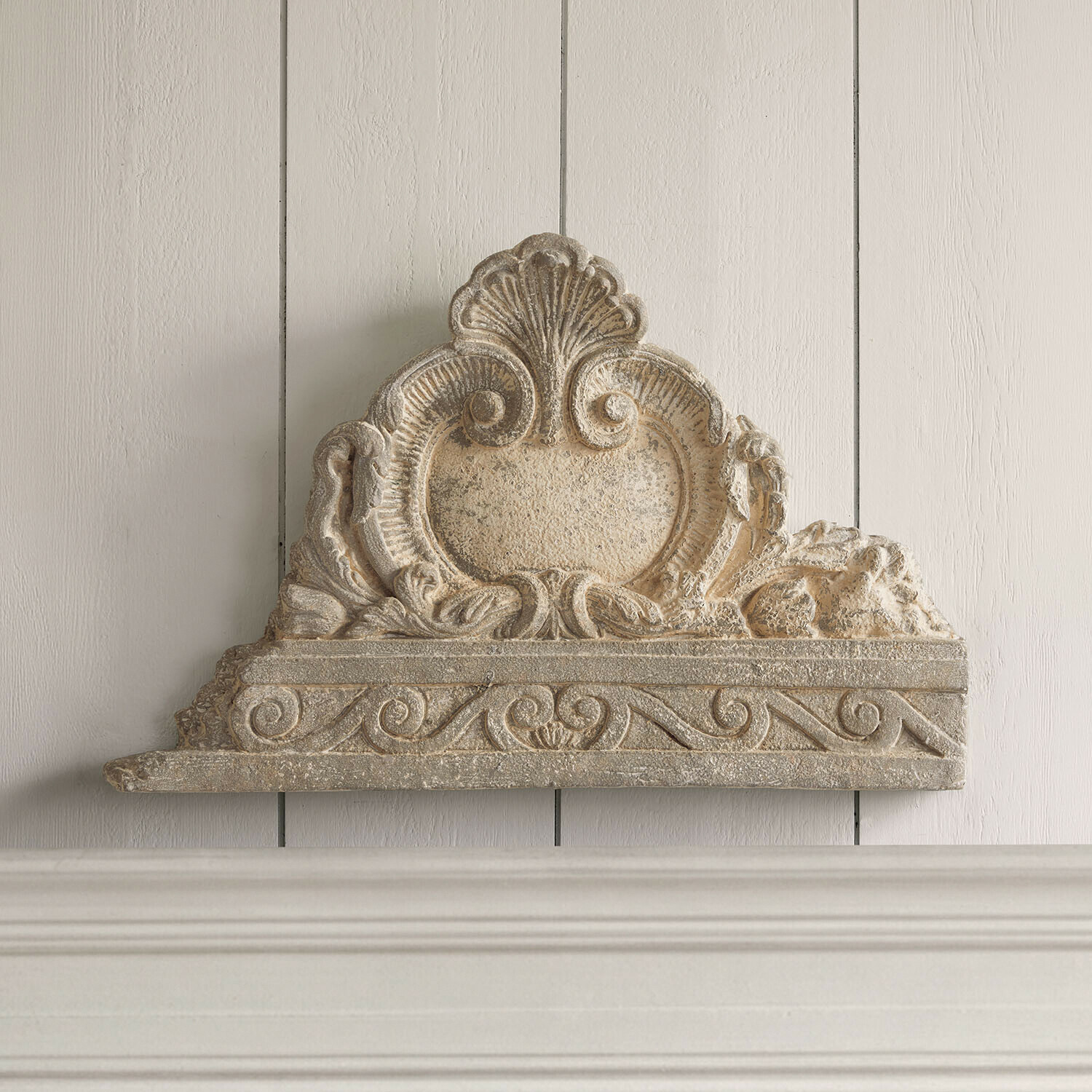 Adorno de pared Saveraux Elemento decorativo de piedra beige con ornamentos y diseño clásico para pared