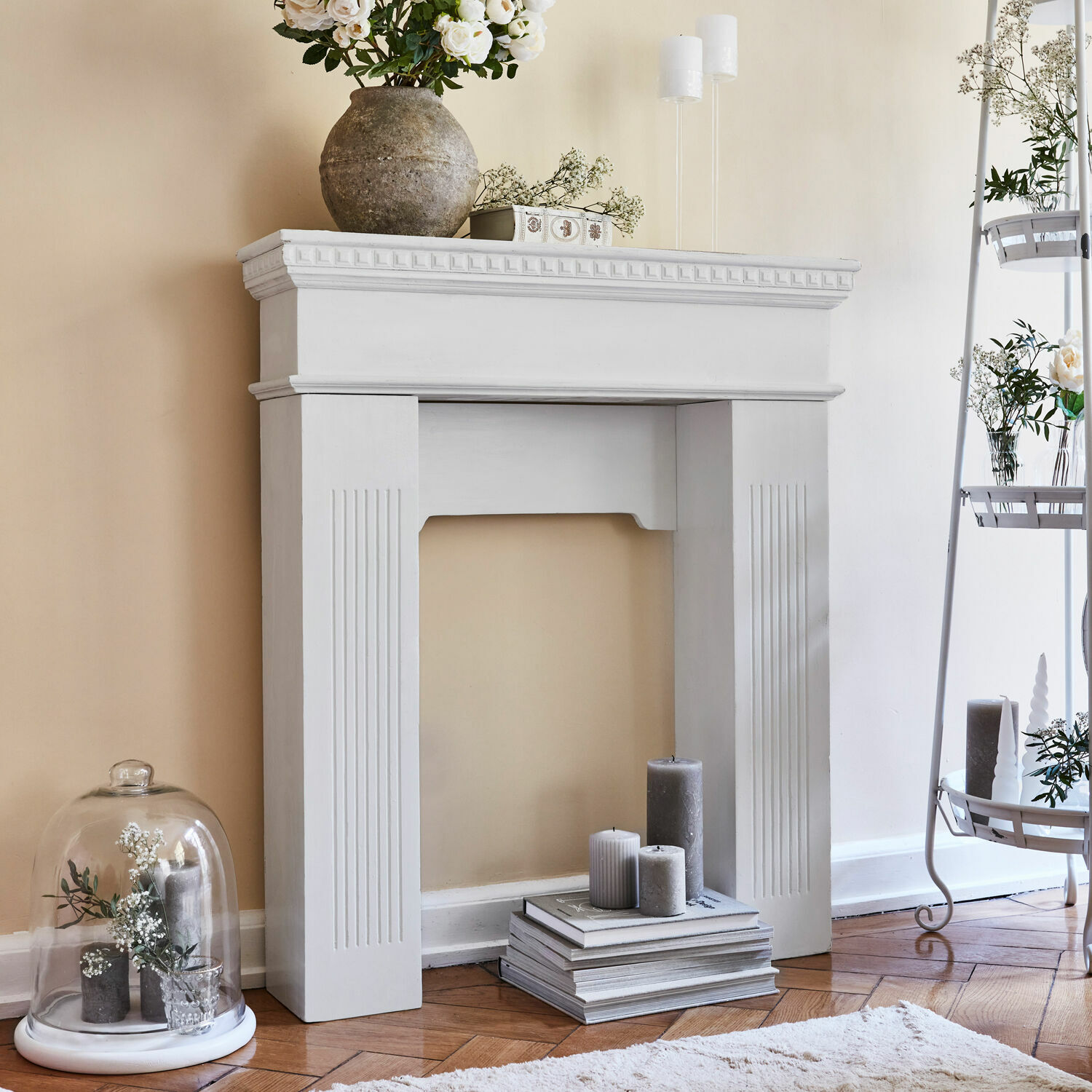 Consola para chimenea Leesburg Marco de chimenea decorativo blanco de madera con velas y flores en estilo clásico