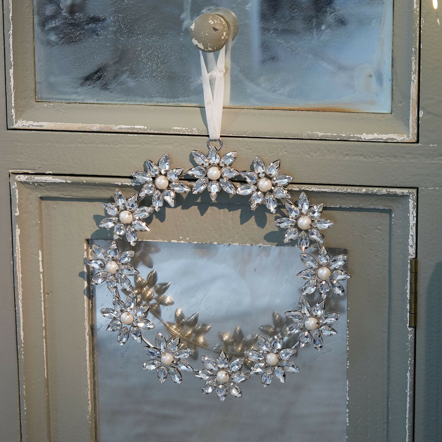 Corona Torvynn Corona decorativa de cristal y perlas colgada en puerta gris, adorno navideño para interiores