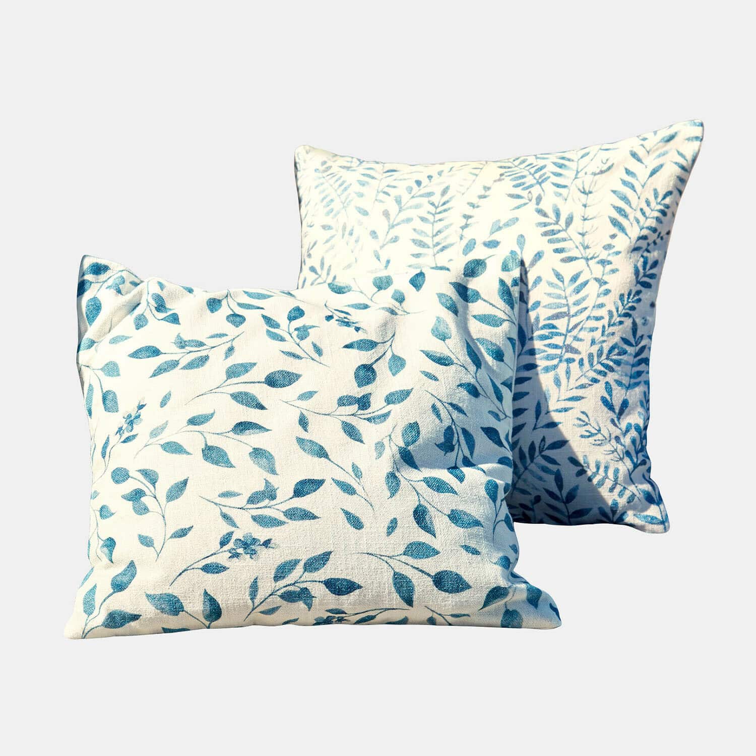 Dos cojines decorativos de algodón crema con estampado de hojas azules, textiles para el hogar