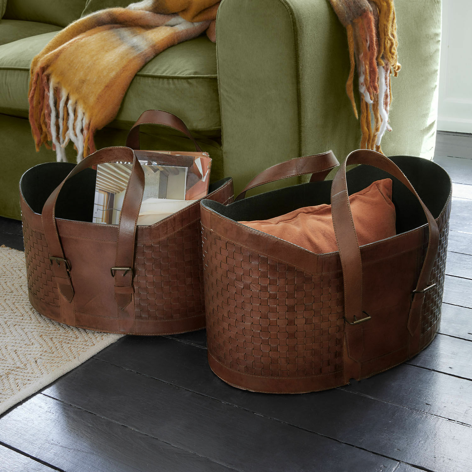 Set de 2 cestos Tavari Cestas de cuero marrón con diseño trenzado para almacenamiento junto a sofá verde oliva