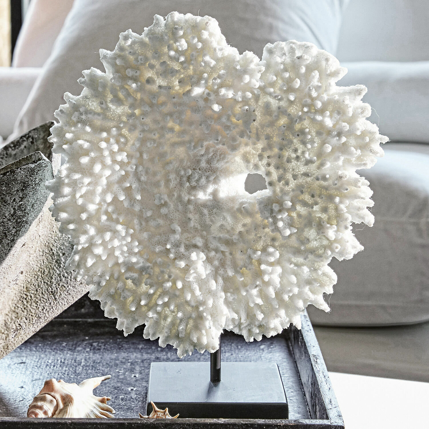 Coral decorativo Condière Escultura decorativa de coral blanco sobre base negra para decoración interior marina