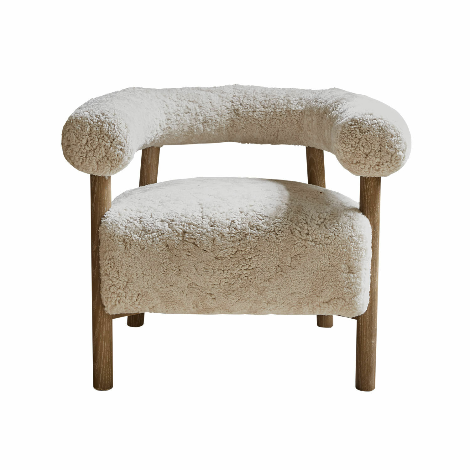 Sillón beige claro con tapizado suave y patas de madera para sala de estar