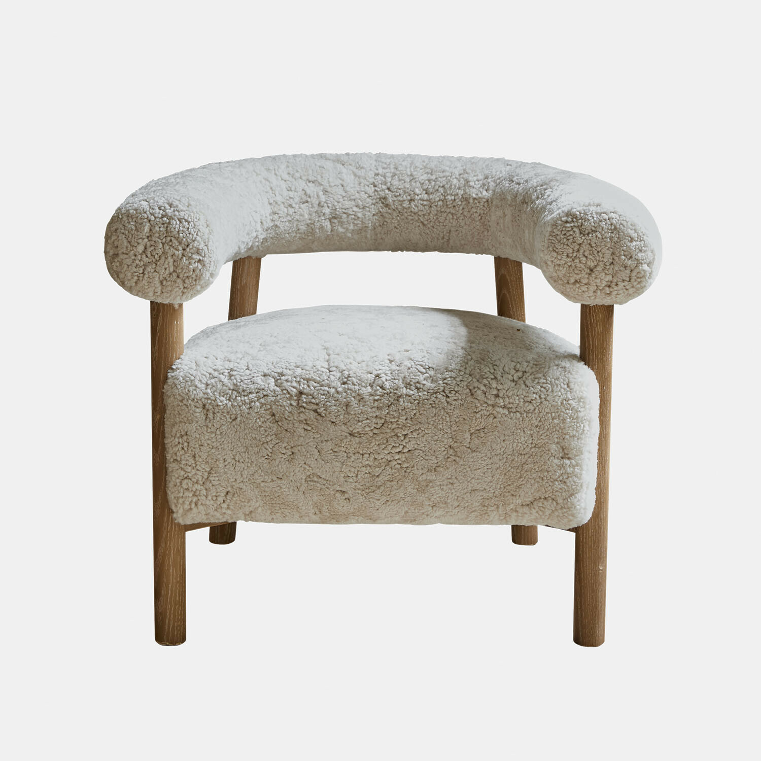 Sillón beige claro con tapizado suave y patas de madera para sala de estar