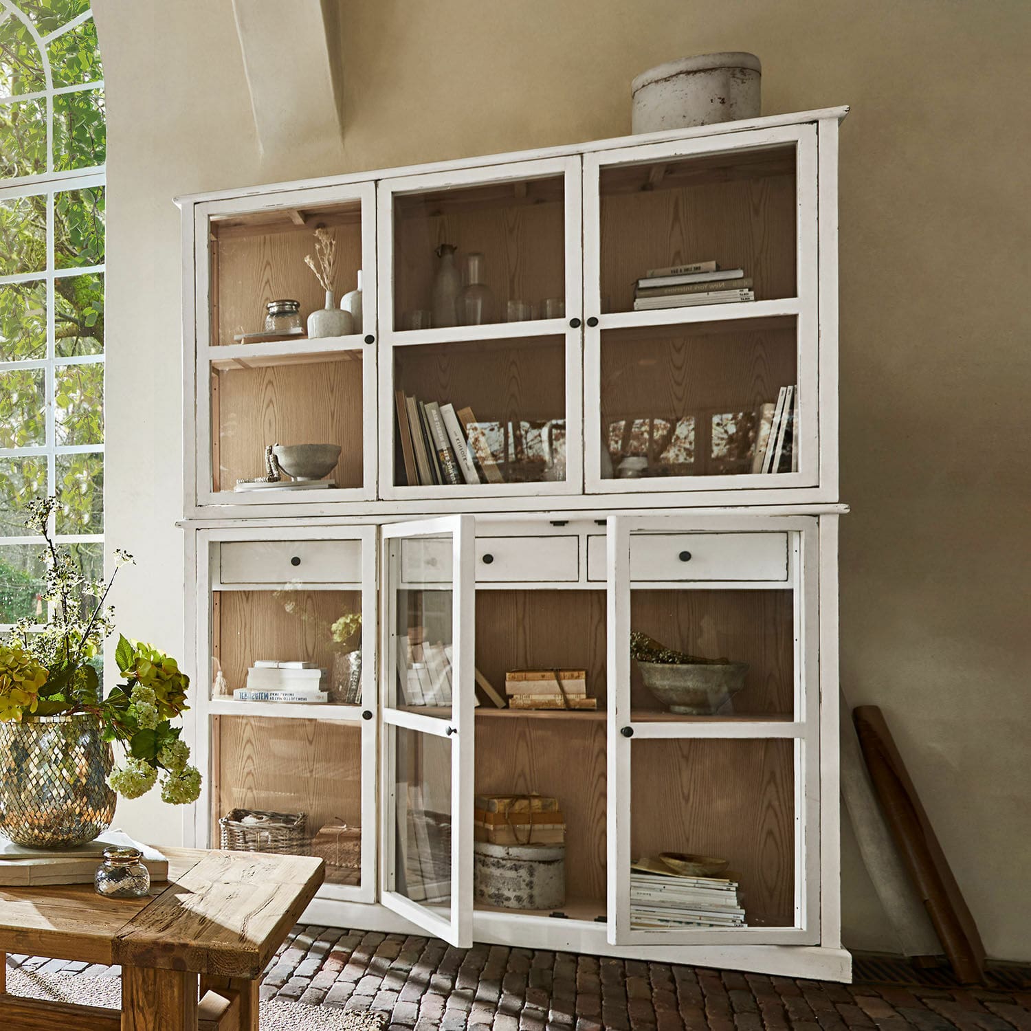 Vitrina Blaise Aparador de madera blanca con puertas de cristal e interior natural para libros y decoración