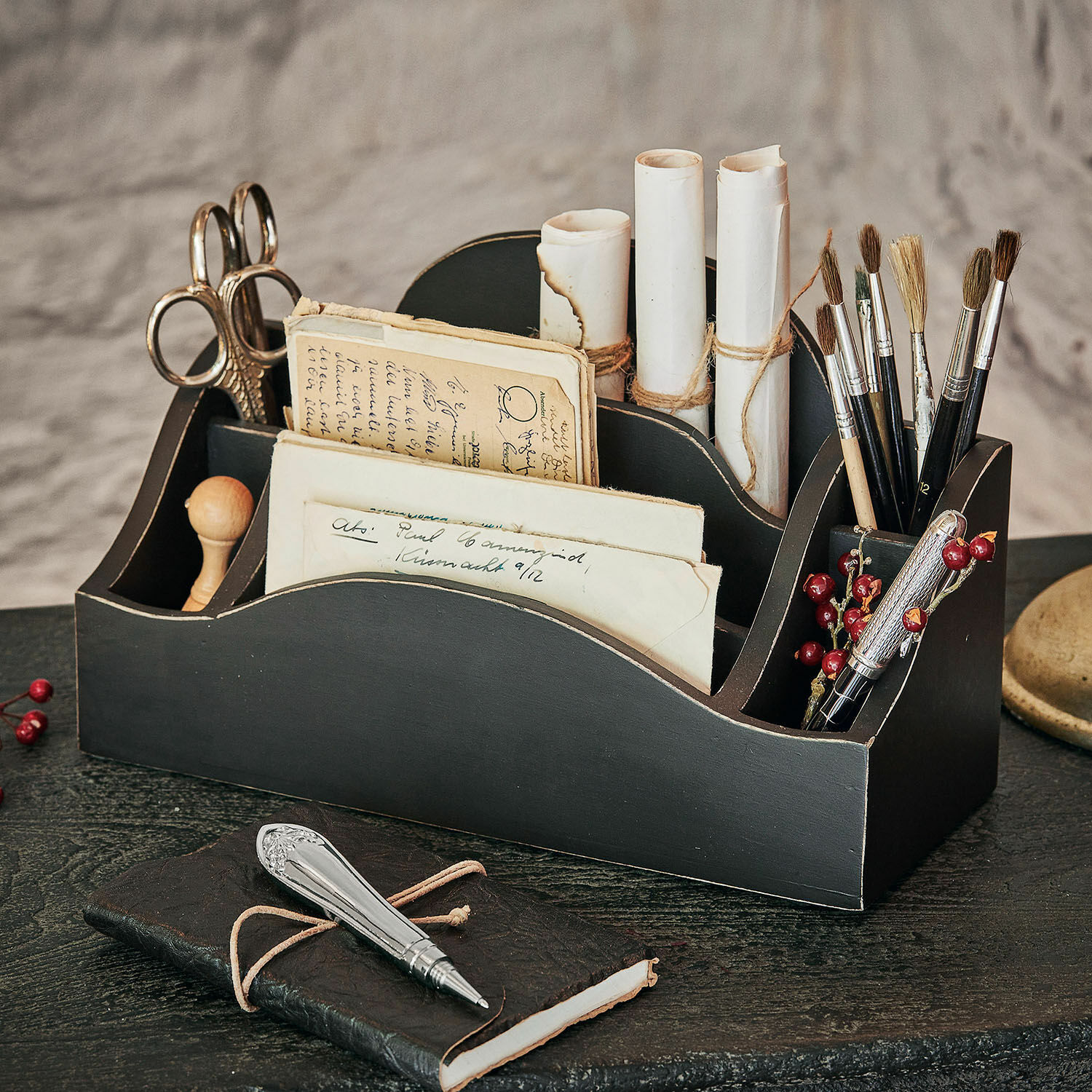 Organizador Jaina Organizador de escritorio de madera negra con compartimentos para pinceles, tijeras y cartas, estilo vintage