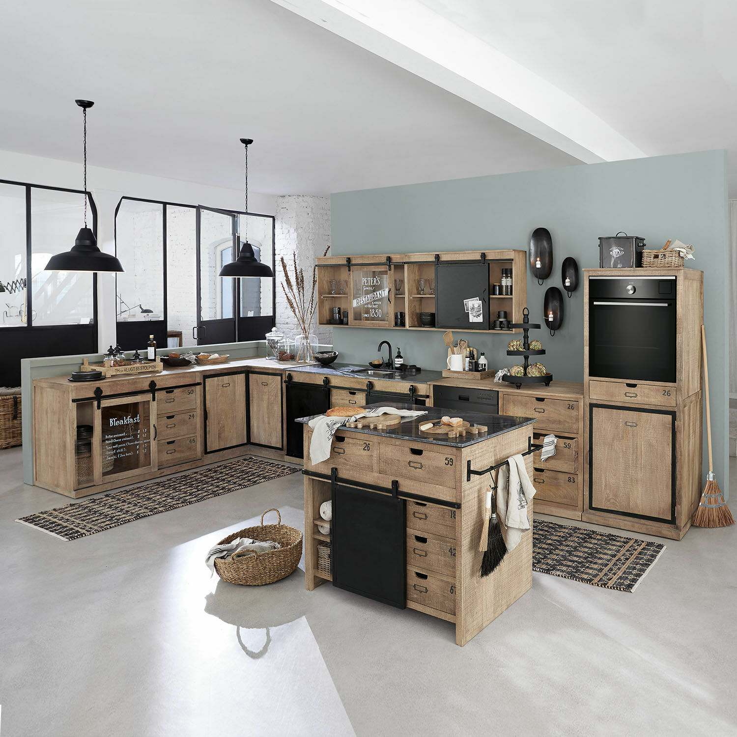 Juego de 5 jarrones Oakland Cocina amplia con muebles de madera clara y detalles metálicos negros, diseño moderno industrial