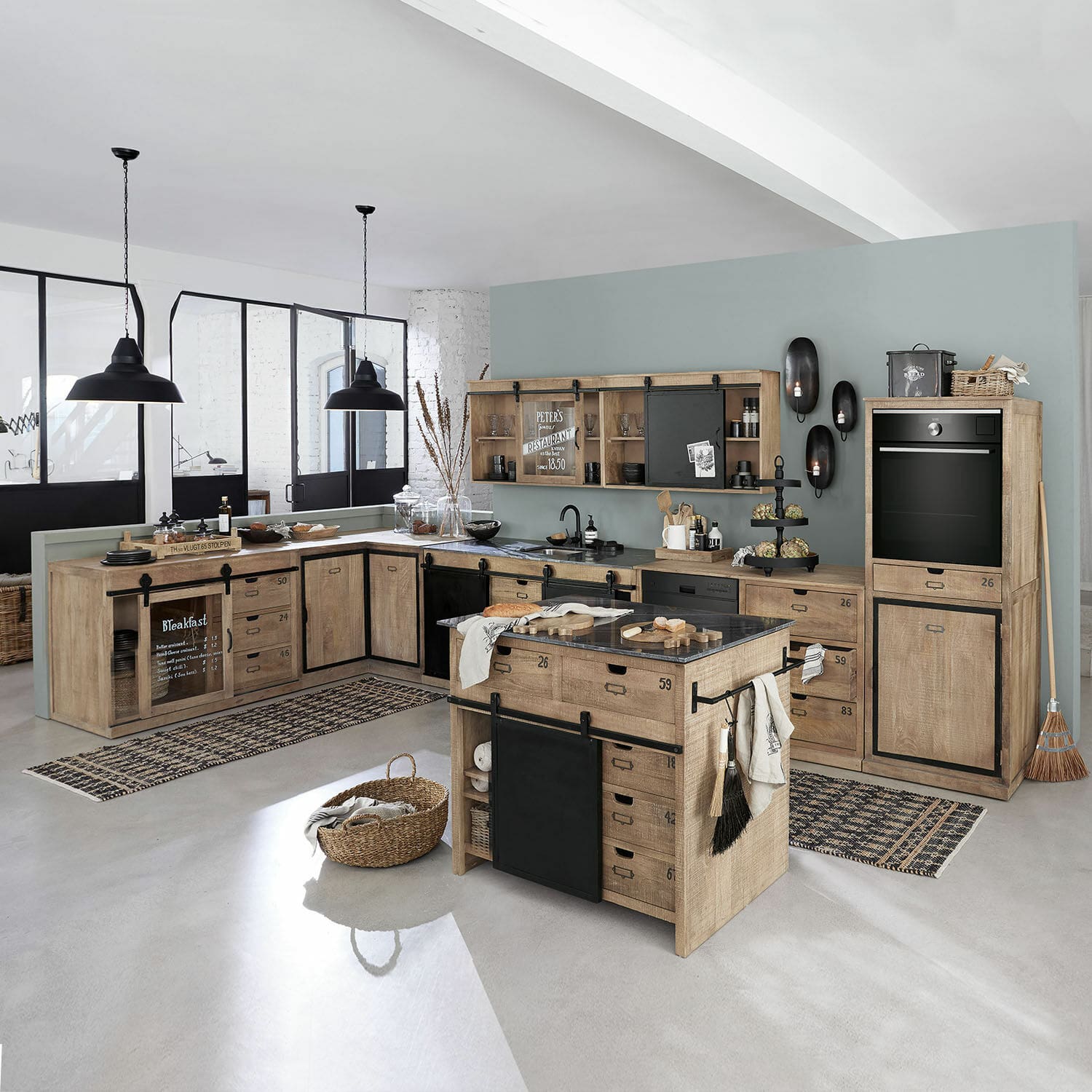 Juego de 5 jarrones Oakland Cocina amplia con muebles de madera clara y detalles metálicos negros, diseño moderno industrial
