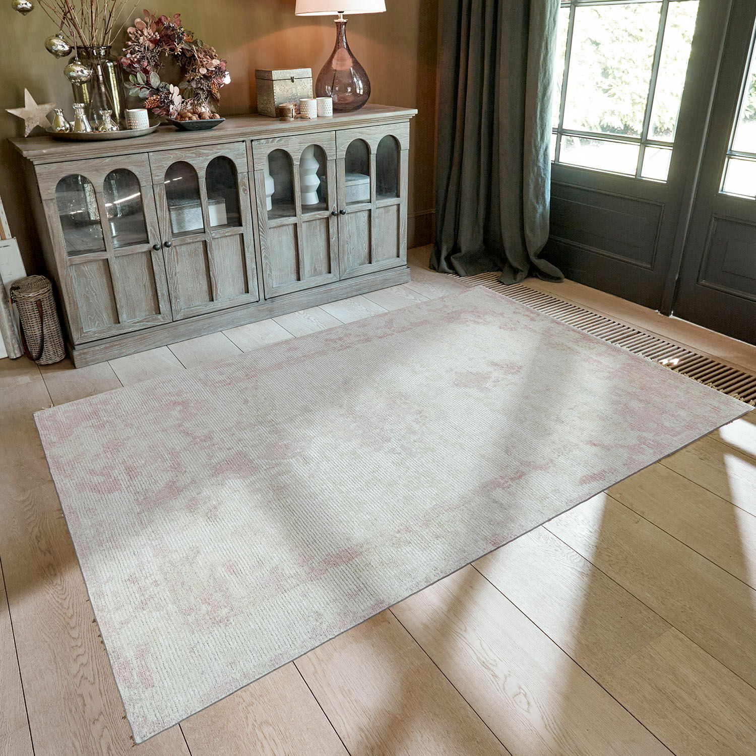 Alfombra Zilevax Alfombra en tonos claros beige y rosa sobre suelo de madera en interior acogedor