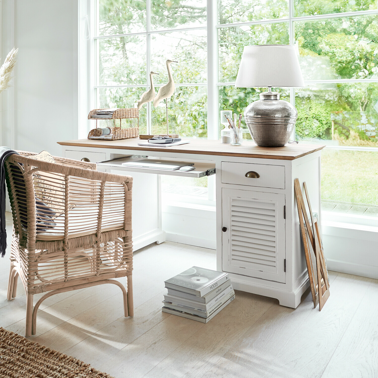 Escritorio Belleplain Escritorio de madera blanca con superficie natural y silla de mimbre en interior luminoso y acogedor