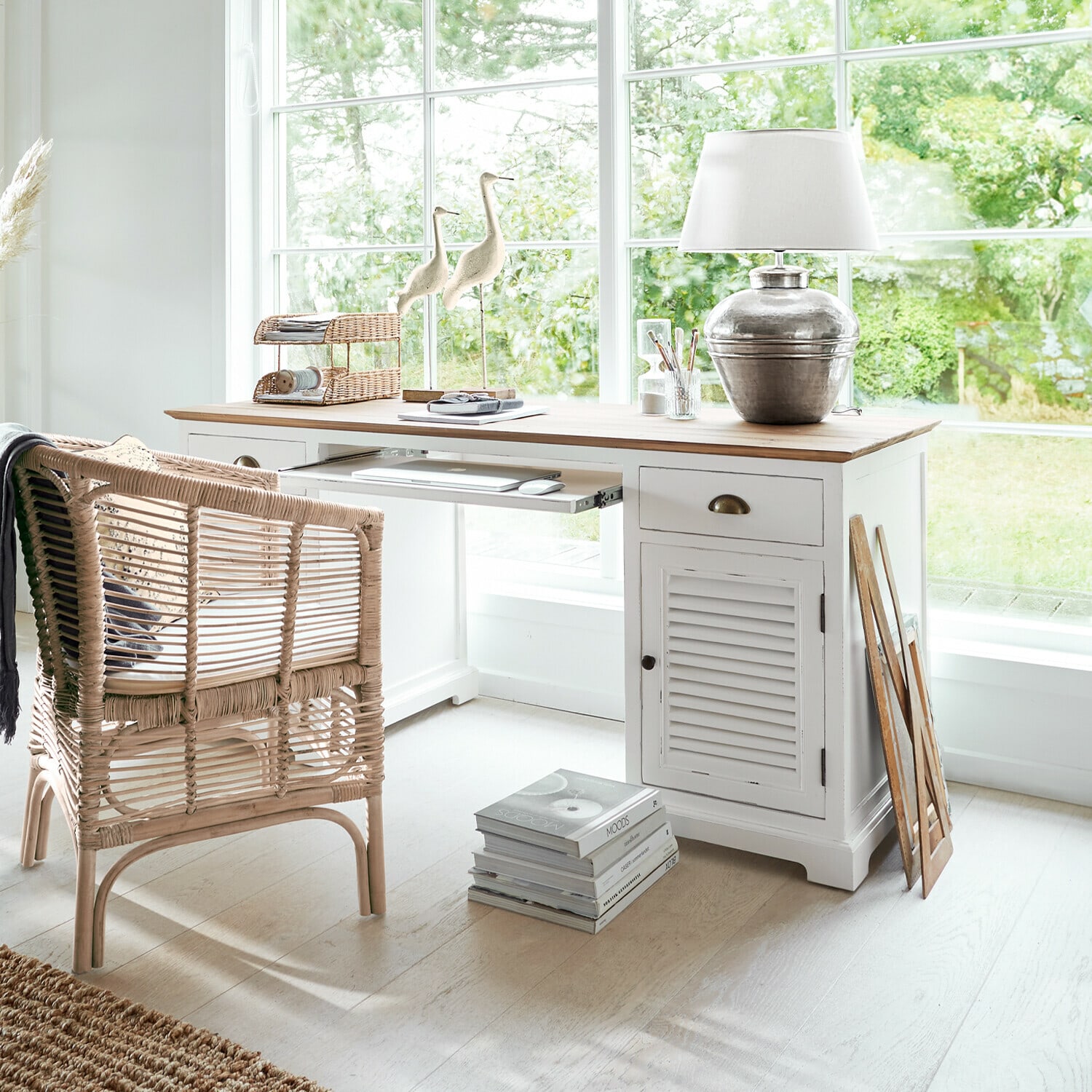 Escritorio Belleplain Escritorio de madera blanca con superficie natural y silla de mimbre en interior luminoso y acogedor
