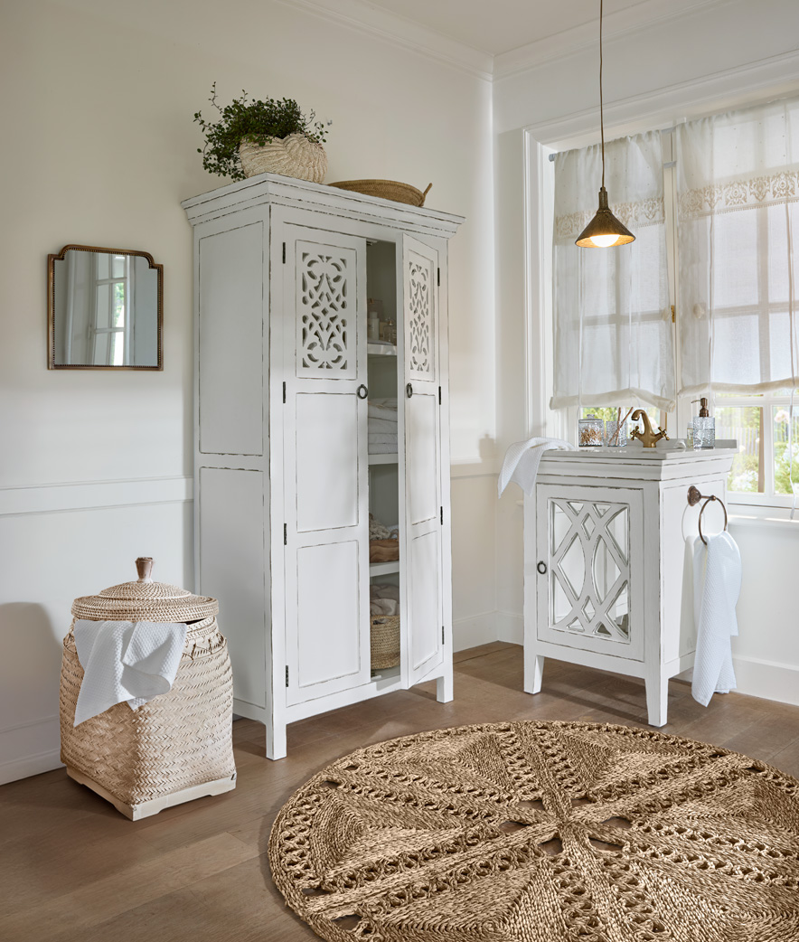 Cuarto de baño en blanco envejecido