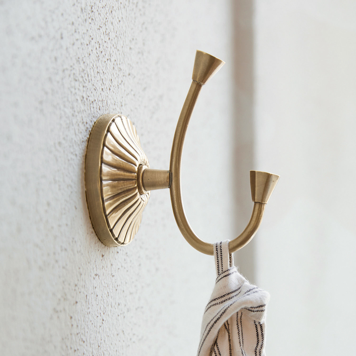 Gancho Terling Perchero de pared doble de latón con base decorativa y tela colgada, estilo vintage