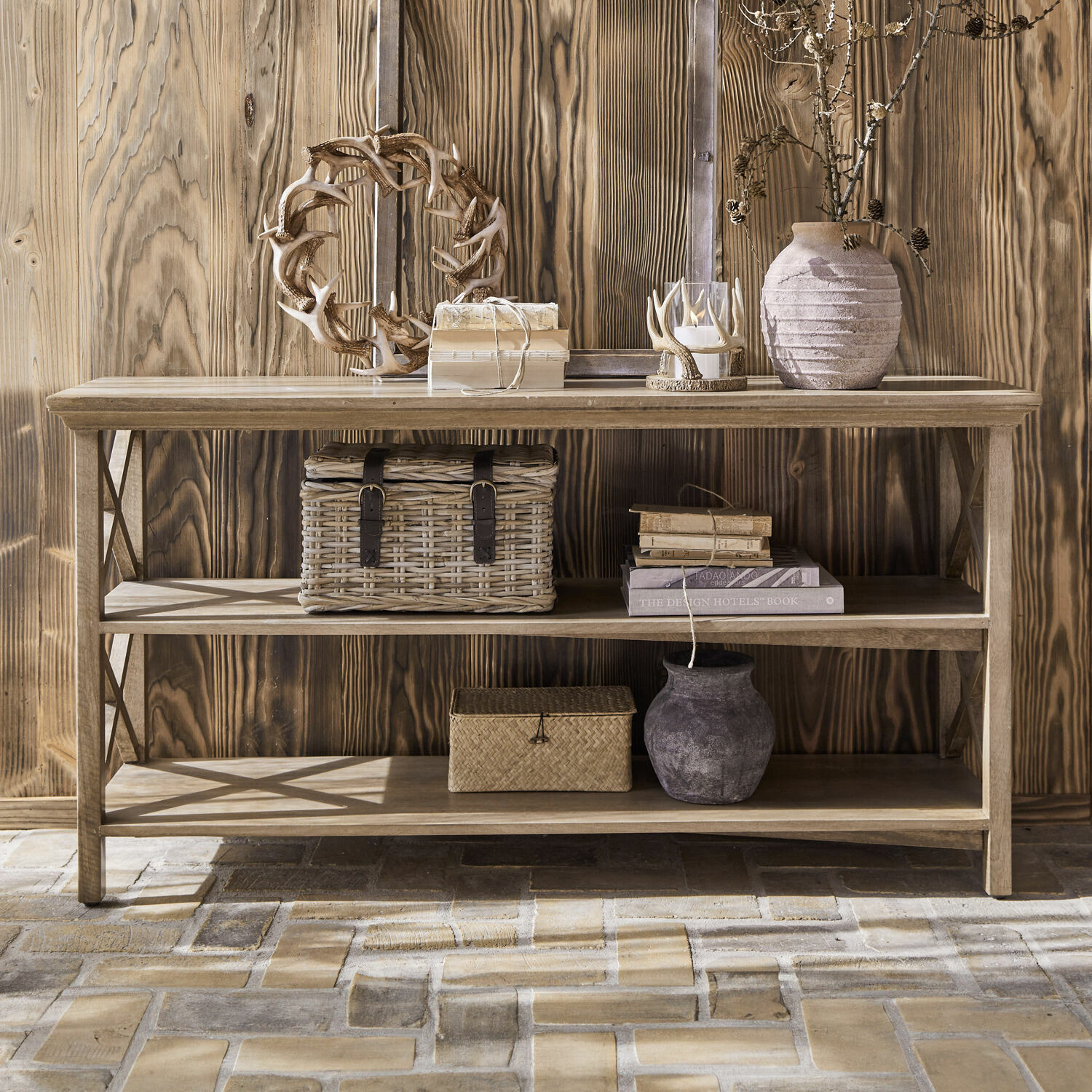 Consola Vélu Consola de madera con dos estantes, decorada con cestas de mimbre y jarrones de cerámica en tonos naturales