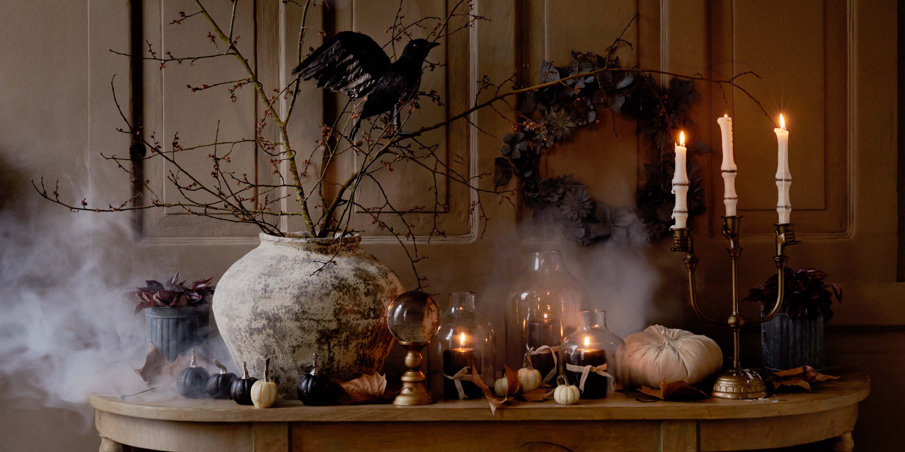 Ambiente místico con calabazas y velas Ambiente místico con calabazas y velas