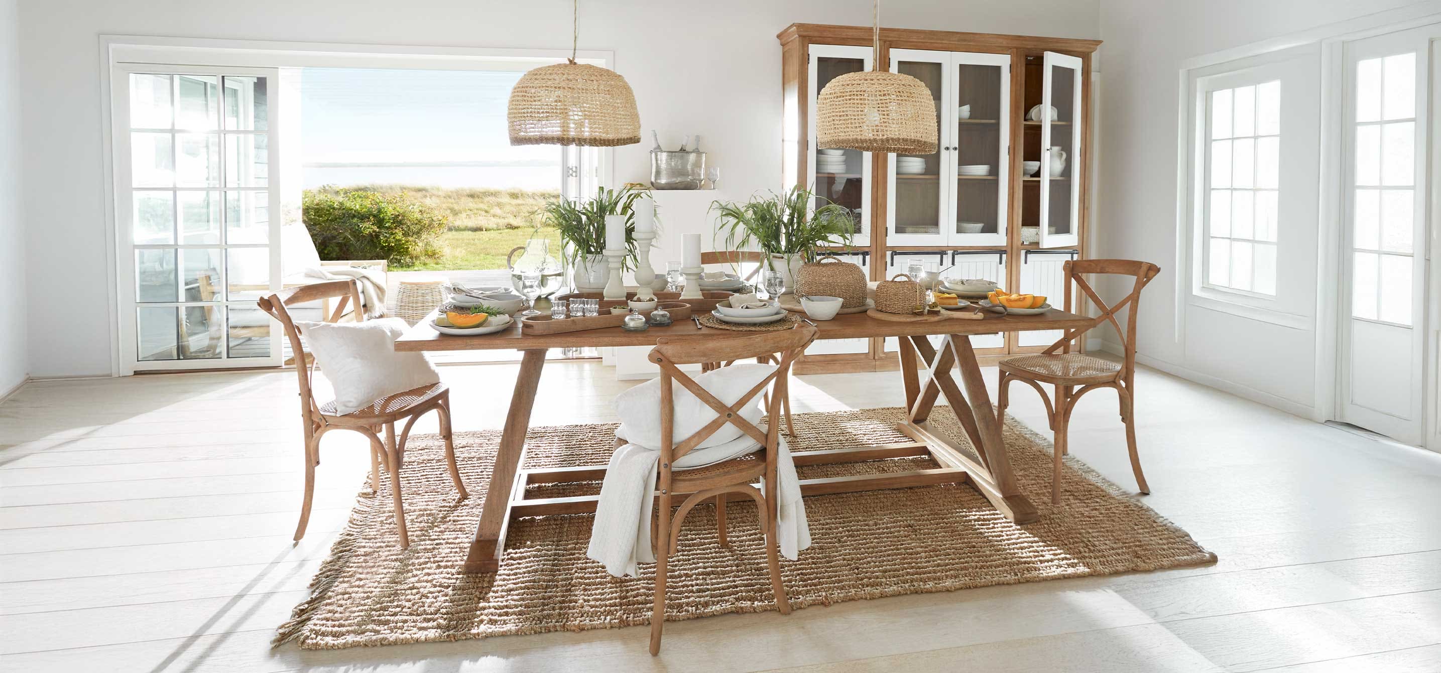 Comedor con mesa y sillas de madera, decoración natural y luz clara, estilo escandinavo