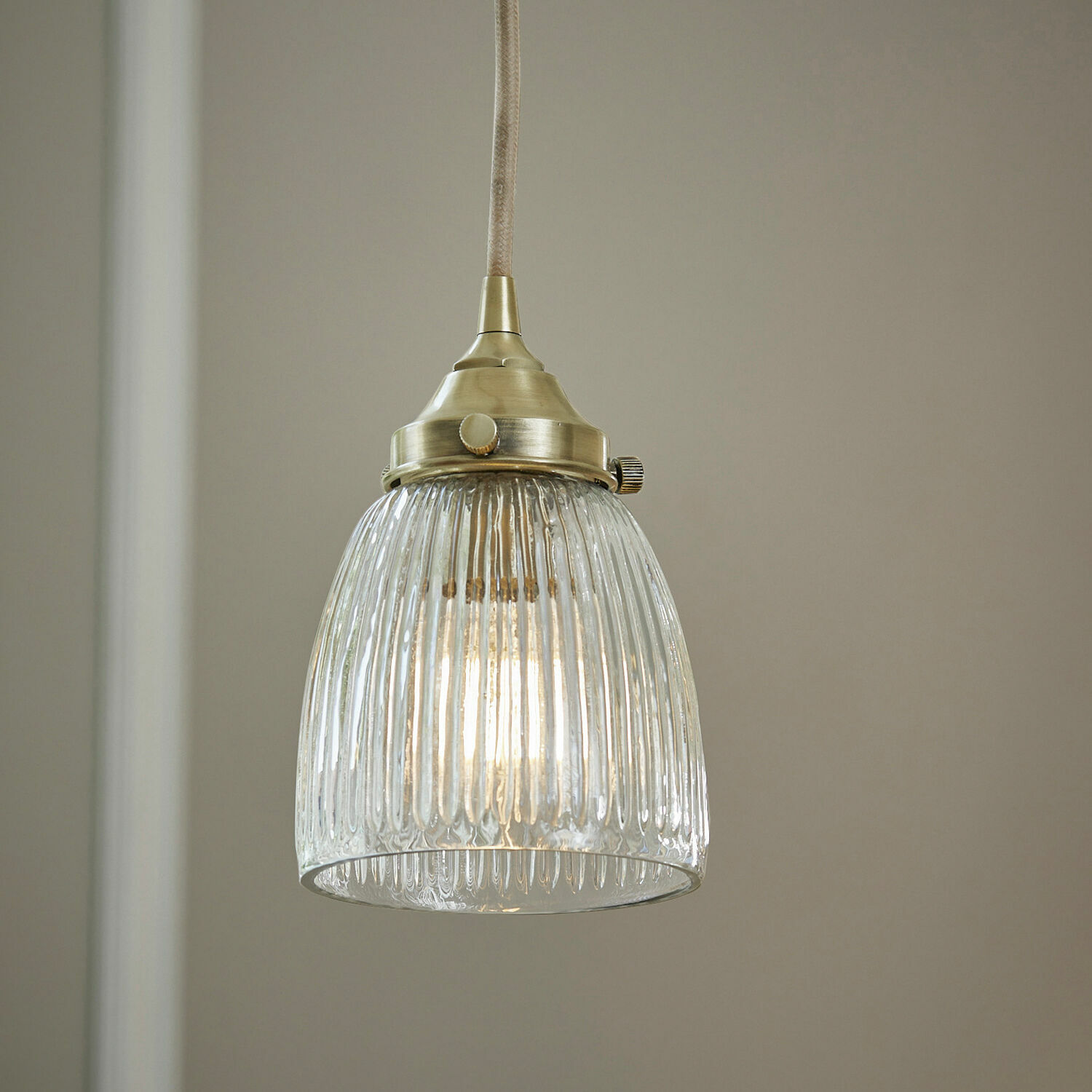 Lámpara colgante Tanaelva Lámpara colgante de vidrio con acabado metálico amarillo y pantalla acanalada para iluminación interior