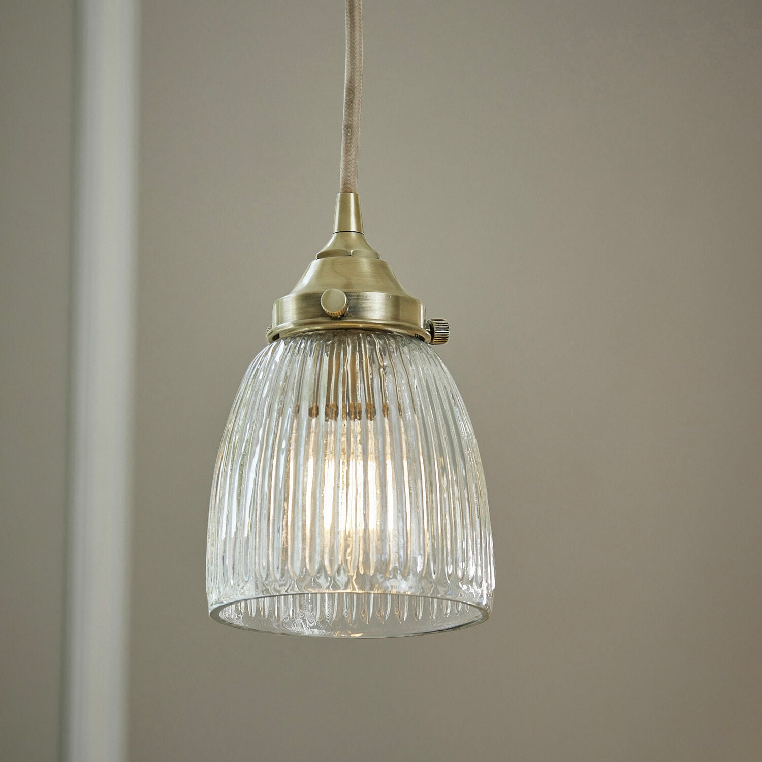 Lámpara colgante Tanaelva Lámpara colgante de vidrio con acabado metálico amarillo y pantalla acanalada para iluminación interior