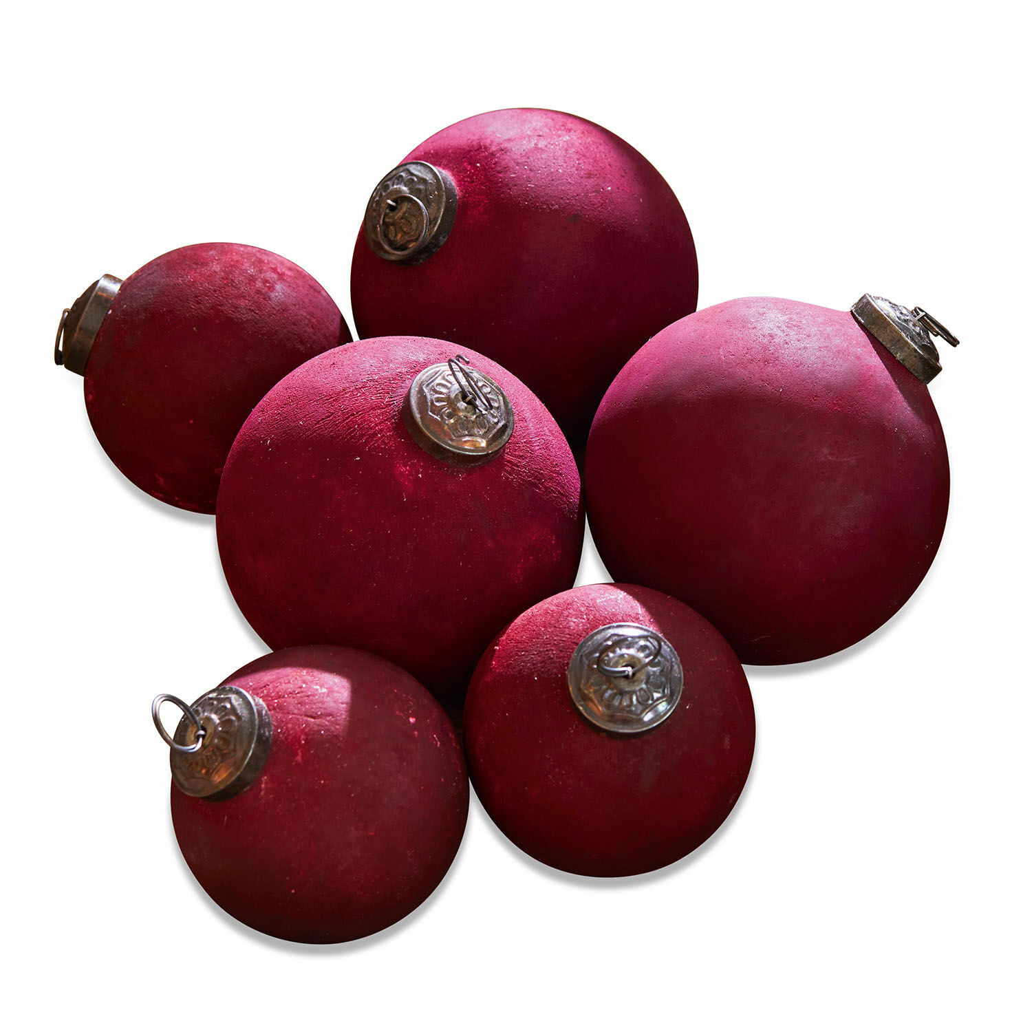 Set de 6 bolas navideñas rojas mate con ganchos metálicos para decoración festiva